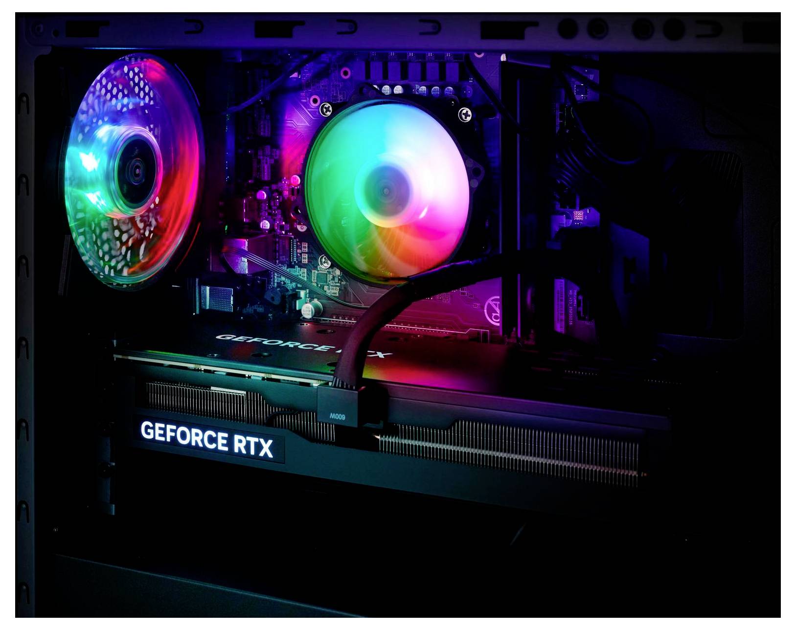 Ein Computerinneres mit einer Grafikkarte, beschriftet mit 'GEFORCE RTX', zwei farbenfrohen Kühlventilatoren und beleuchteten Komponenten.