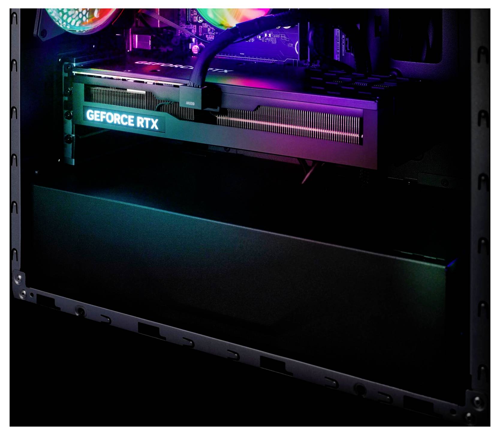 Das Innere eines Computergehäuses zeigt eine 'GeForce RTX' Grafikkarte, die mit bunter RGB-Beleuchtung beleuchtet ist und die Komponenten des PCs hervorhebt.