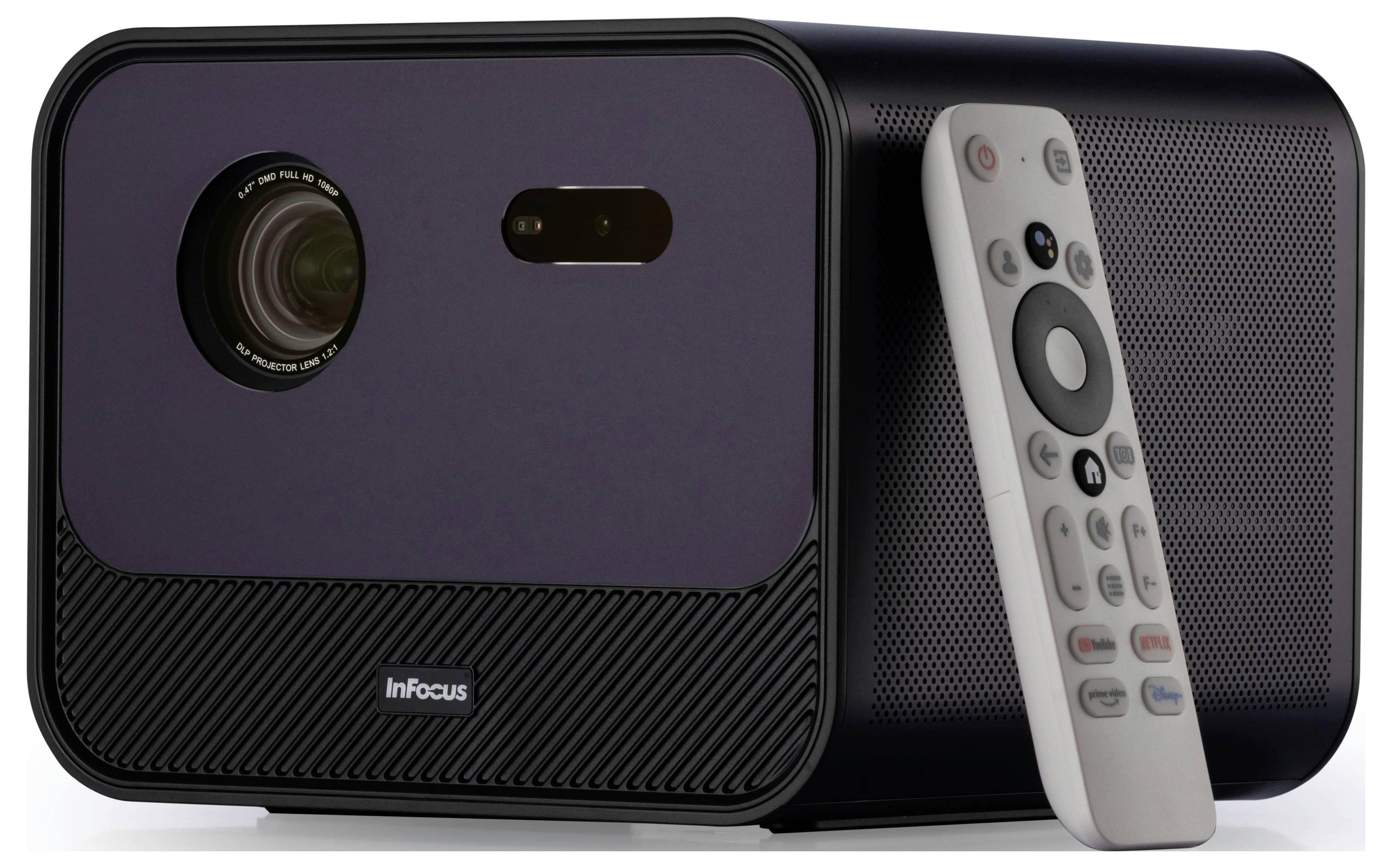 Ein schwarzer Projektor mit einer Linse auf der linken Seite und einer Fernbedienung, die auf der rechten Seite dagegen lehnt. Die Marke 'InFocus' ist sichtbar.