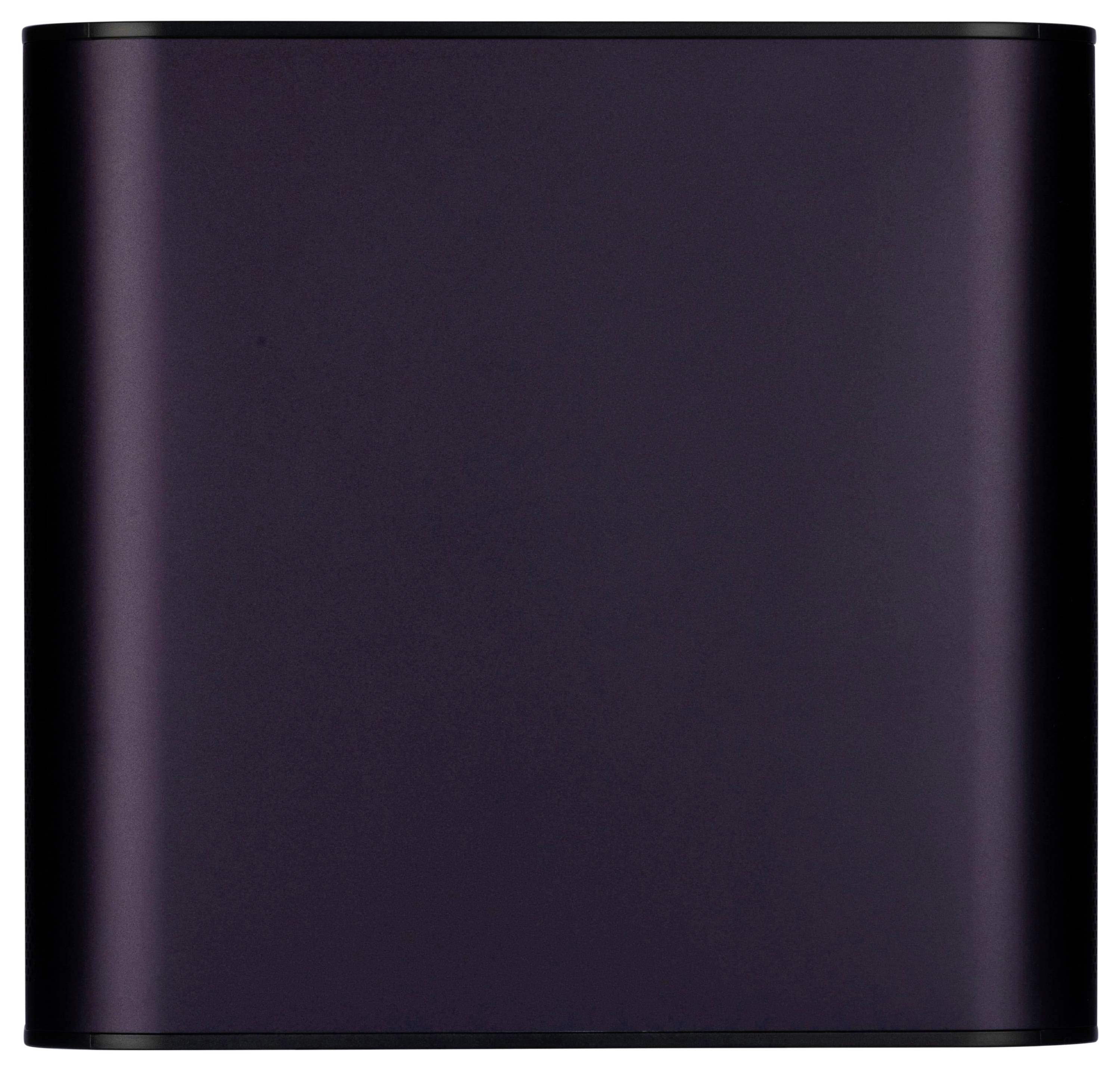 Ein glatter, matter schwarzer Quadratkarton, von vorne betrachtet vor einem weißen Hintergrund.