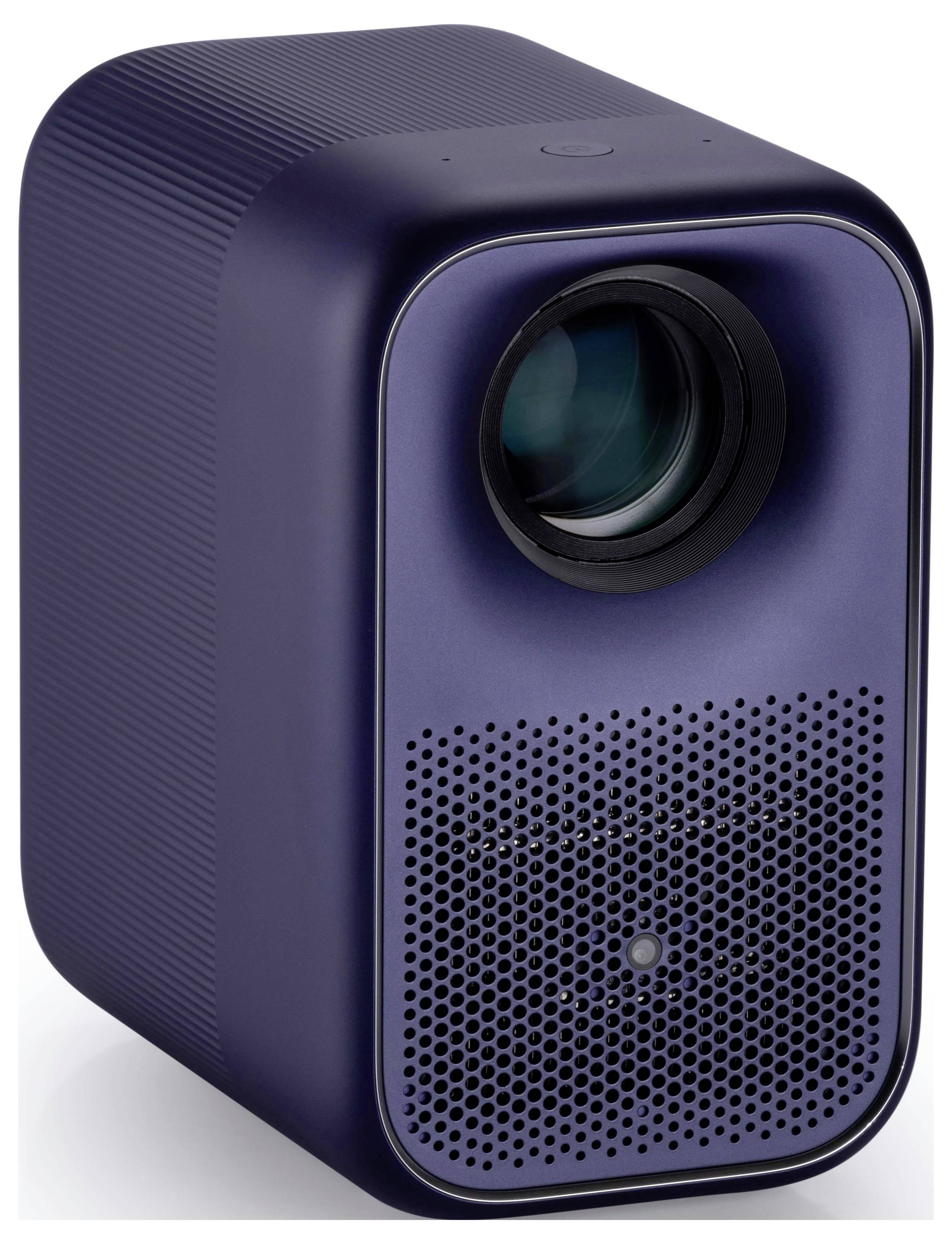 Ein kompakter, quadratischer tragbarer Projektor in Dunkelblau, mit einer markanten Linse auf der Vorderseite, die über einem gelochten Lautsprecher-Gitter positioniert ist.