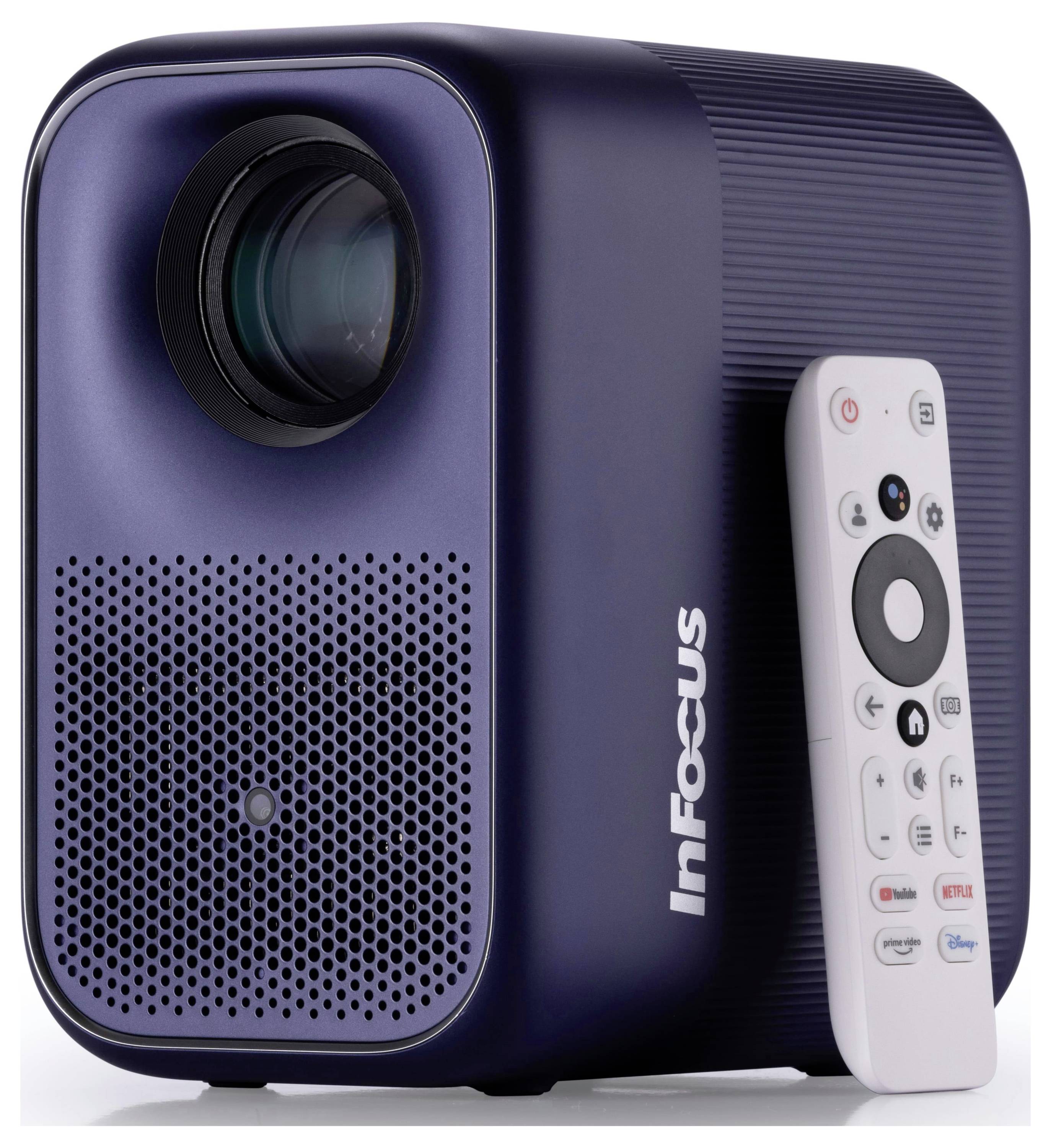 Ein dunkelblauer InFocus-Projektor mit Objektiv und gelochter Lautsprecherfront, begleitet von einer weißen Fernbedienung mit verschiedenen Tasten.