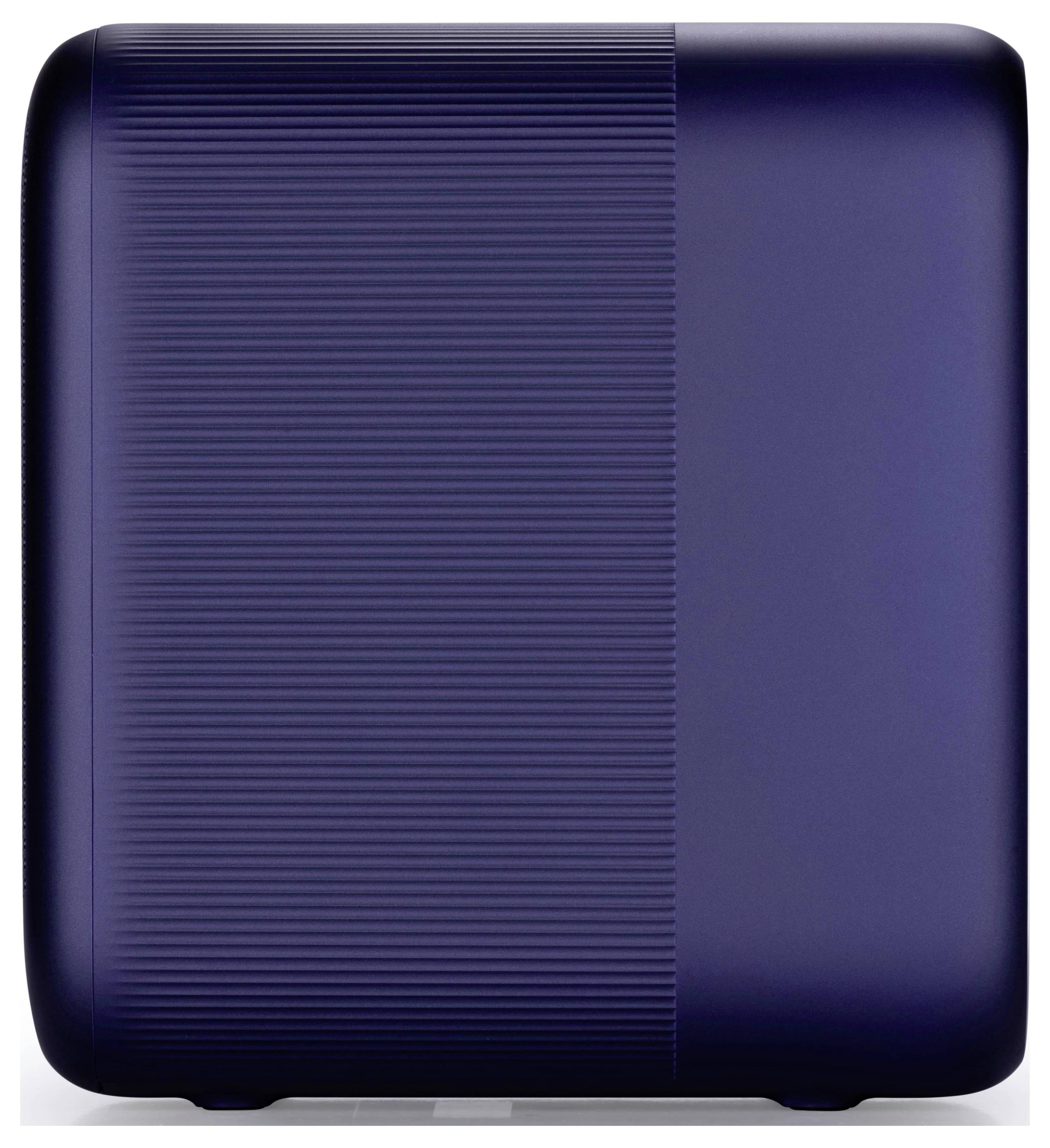 Eine dunkelblaue Reisetasche mit einem strukturierten Streifendesign auf der linken Seite. Die Reisetasche steht aufrecht und hat eine elegante, moderne Erscheinung.