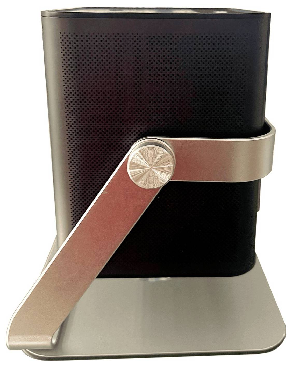 Kompakter, moderner Projektor mit einem minimalistischen Metallständer, mit perforierten Seiten zur Belüftung und einer eleganten, matten Oberfläche.