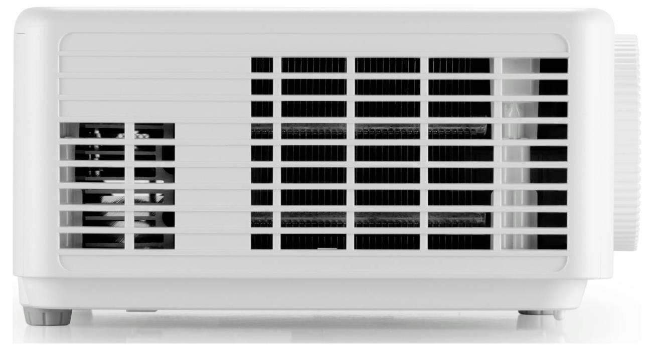 Ein weißer Projektor, von der Seite gesehen, mit Lüftungsschlitzen und einer Linse auf der rechten Seite.