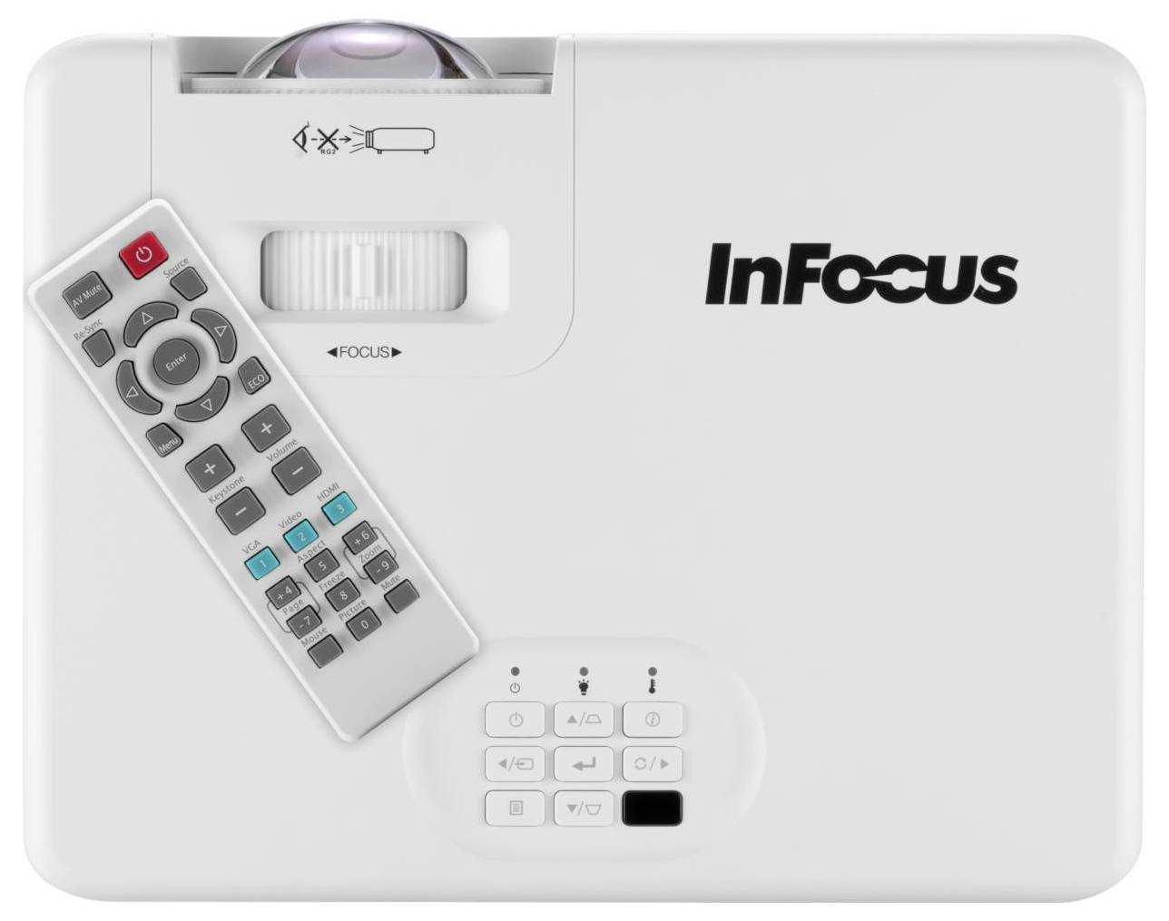Eine Draufsicht eines weißen InFocus-Projektors mit angeschlossener Fernbedienung, die Bedienungstasten und ein Einstellungsrad auf der Oberfläche des Projektors zeigt.
