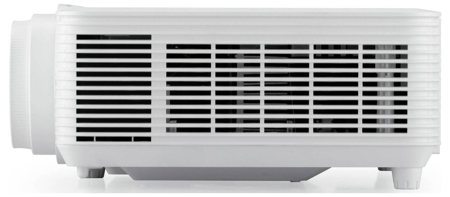 Ein weißer Projektor, von der Seite betrachtet, mit sichtbarer Lüftungsschlitz und Linse. Er steht auf einer ebenen Oberfläche.