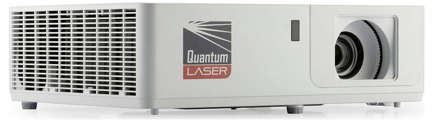 Seitenansicht eines weißen Quantum Laser-Projektors mit sichtbarer Linse und Logo an der Seite, entwickelt für hochauflösende Präsentationen.