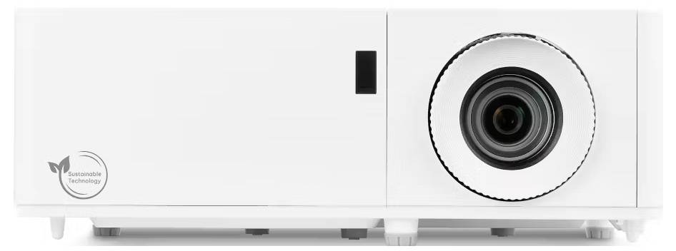 Frontansicht eines weißen digitalen Projektors mit einem Einstellring um das Objektiv, der eingeschaltet ist und bereit zum Projizieren.