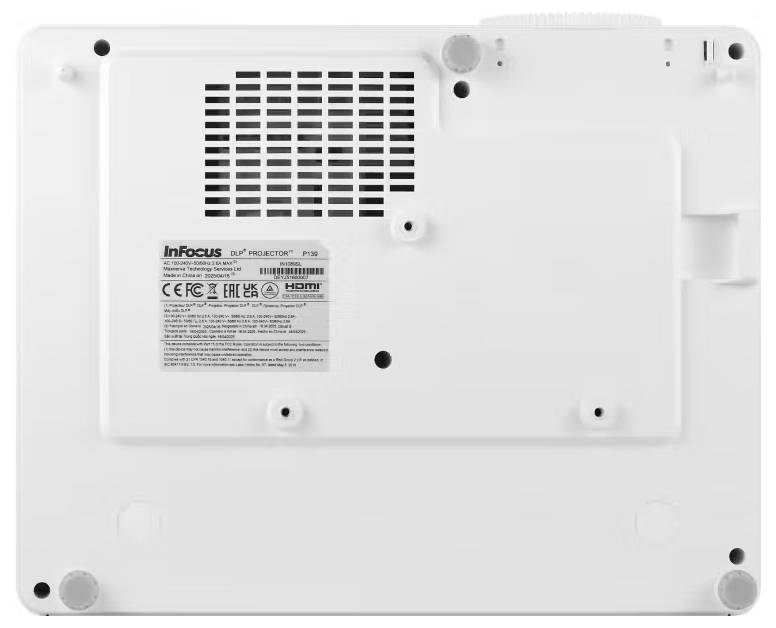 Die Unterseite eines InFocus DLP-Projektors, Modell IN116BB. Merkmale umfassen Lüftungsöffnung, Modellaufkleber und Konformitätssymbole.