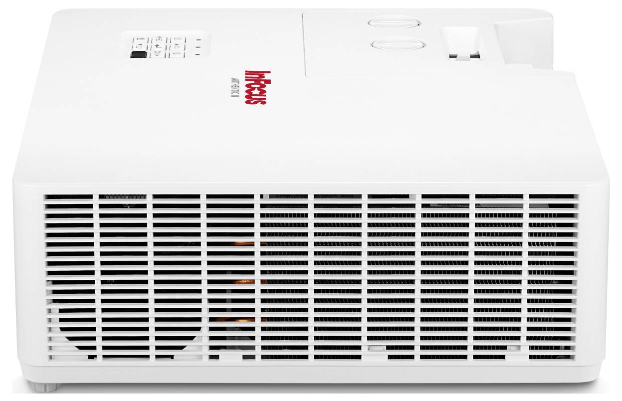 Ein weißer InFocus-Projektor mit Lüftungsschlitzen an den Seiten, ausgestattet mit Bedienelementen und Anschlüssen auf der Oberseite, der für Konferenz- oder Klassenzimmernutzung konzipiert ist.