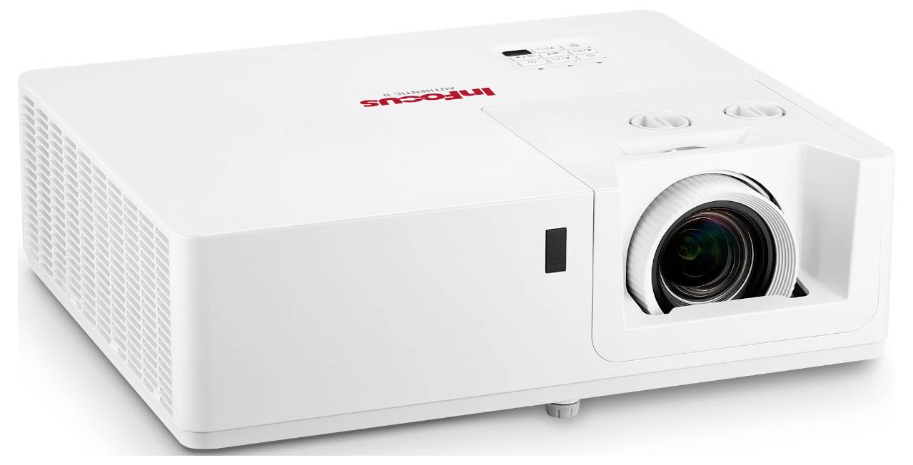 Ein weißer Projektor mit einer Linse an der Vorderseite, leicht seitlich geneigt, entwickelt zum Anzeigen von Bildern oder Videos auf einer Leinwand.