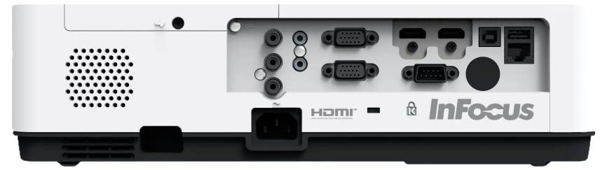 Rückansicht eines weißen Projektors mit verschiedenen Anschlüssen wie HDMI, VGA und USB, mit dem 'InFocus' Logo an der Seite.