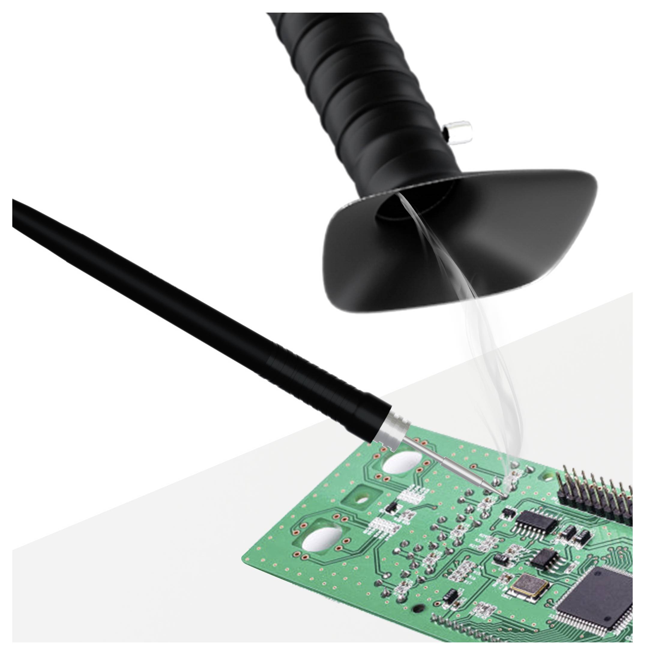 Ein schwarzer Abgasrauchextraktor entfernt Rauch von einer Lötoperation auf einer grünen Leiterplatte und gewährleistet einen sicheren Arbeitsbereich.