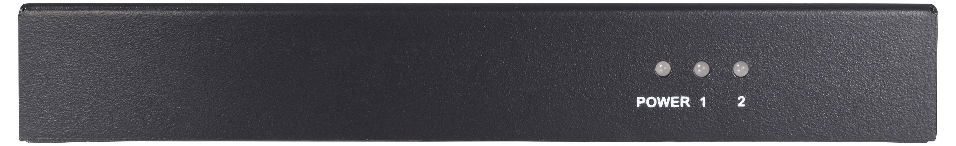 Ein Smartphone, das auf einer weißen Oberfläche aufgeladen wird und mit einem schwarzen Kabel an eine Steckdose in der Wand angeschlossen ist, wobei der Bildschirm die Uhrzeit „17:25