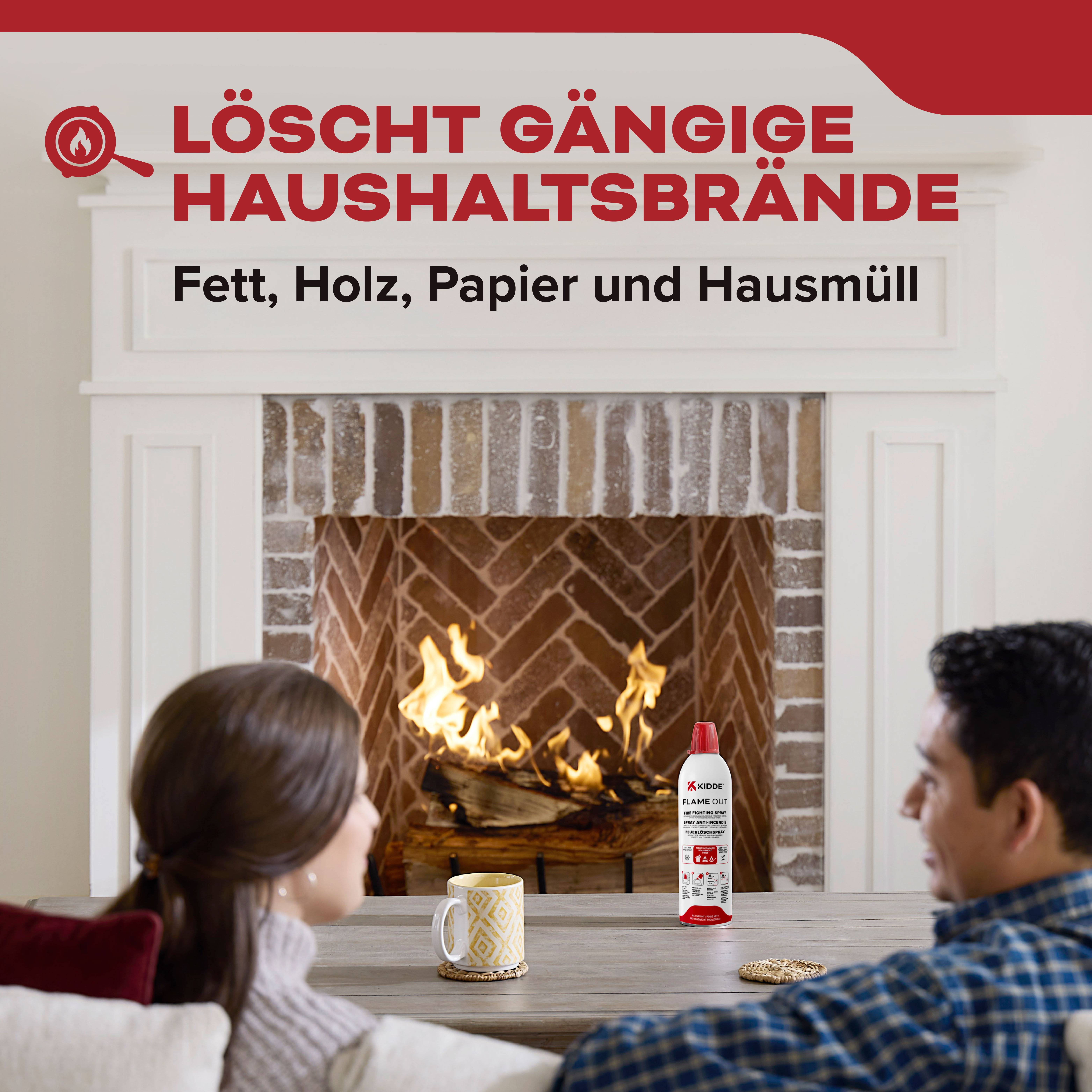 Eine Person, die an einem Tisch in der Nähe eines Kamins sitzt, mit dem Fokus auf einem Feuerlöscher, der für 