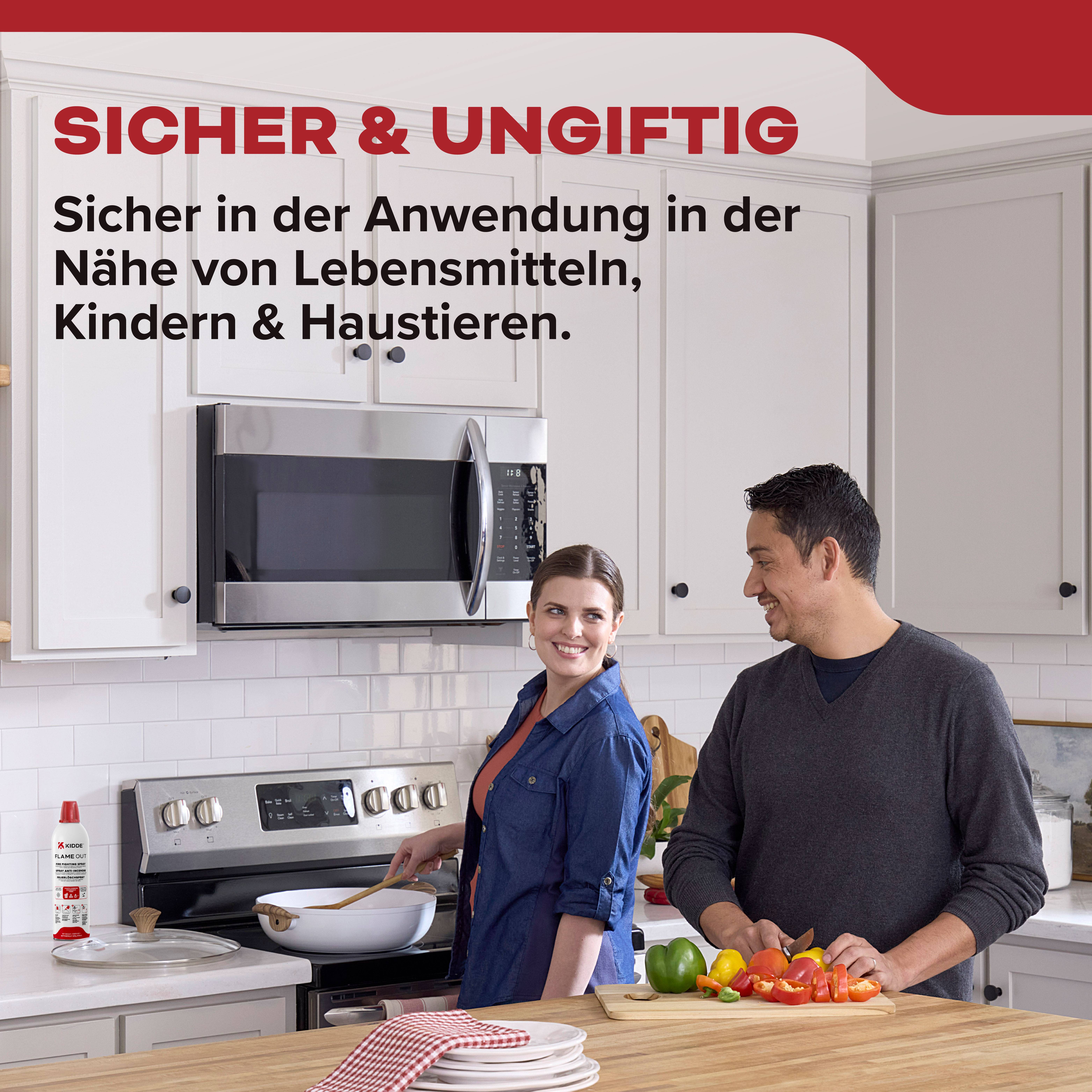 Ein Mann und eine Frau kochen in einer Küche mit einer Beschriftung, die 