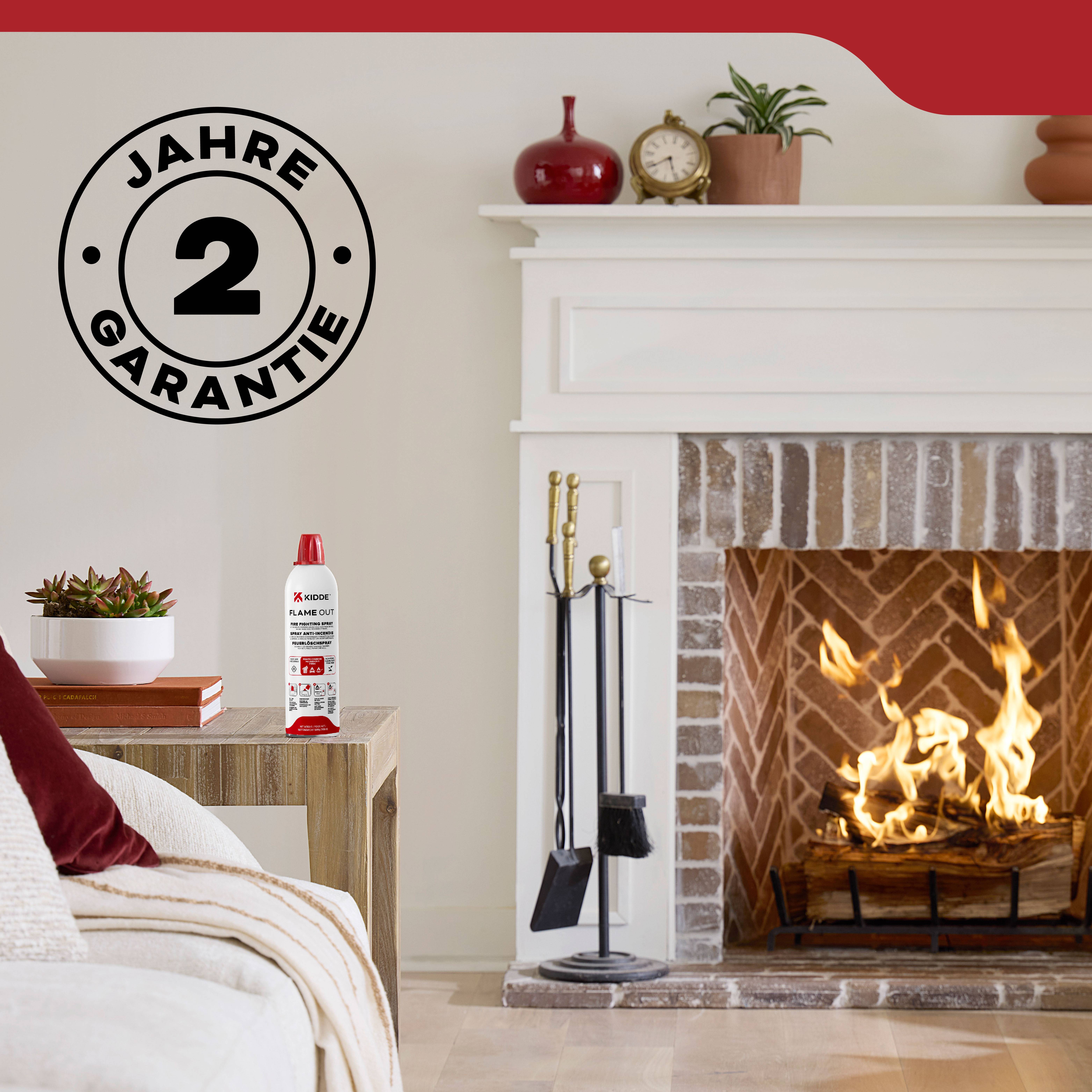 Ein gemütliches Wohnzimmer mit einem brennenden Kamin und einem Sofa. In der Nähe steht eine Dose mit Sprühprodukt neben einem Abzeichen mit der Aufschrift '2 Jahre Garantie'.
