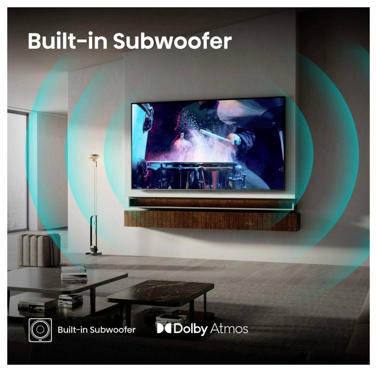 Wohnzimmer mit einem großen Fernseher, der eine Actionszene zeigt. Der Text ‚Eingebauter Subwoofer' und ‚Dolby Atmos' weist auf verbesserte Soundfunktionen hin.