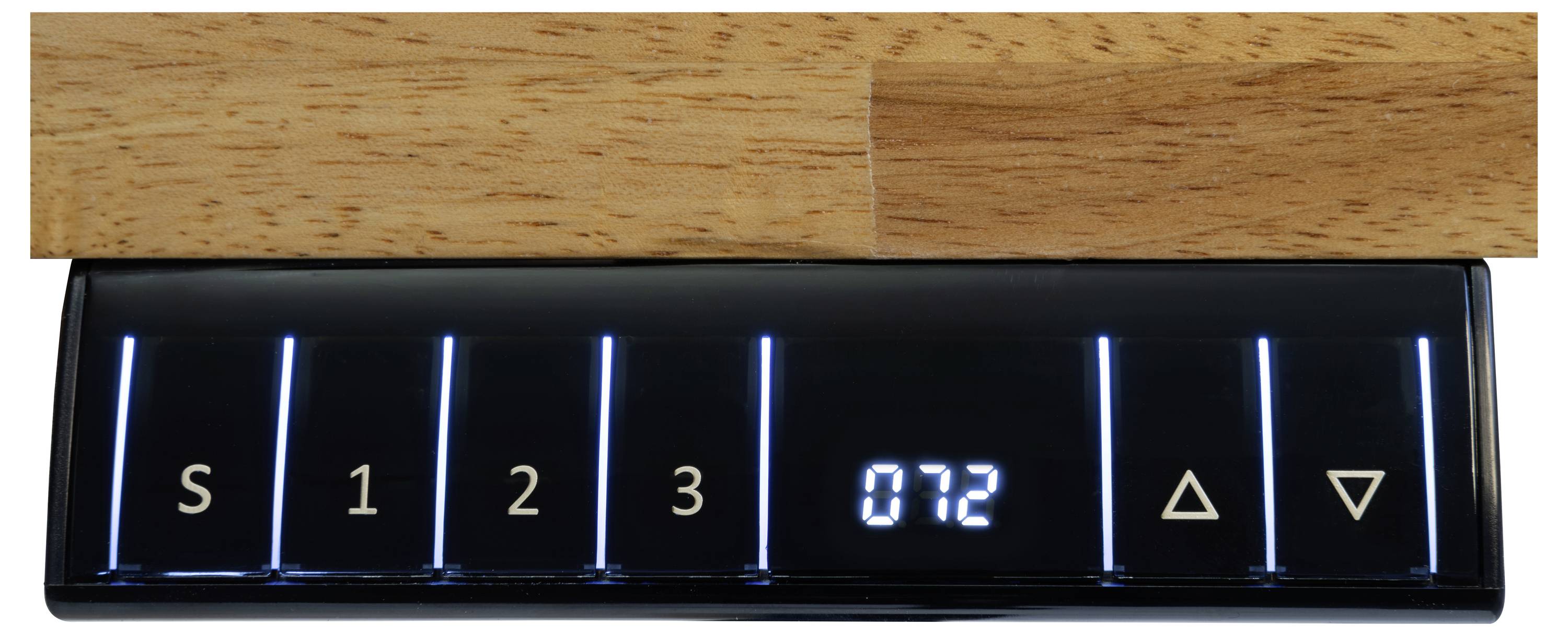 Bedienfeld eines elektrischen Schreibtischs mit LED-Display, das '072' zeigt, Tasten mit den Beschriftungen 'S', '1', '2', '3' und Pfeiltasten nach oben/unten, gekrönt von einer Holzoberfläche.