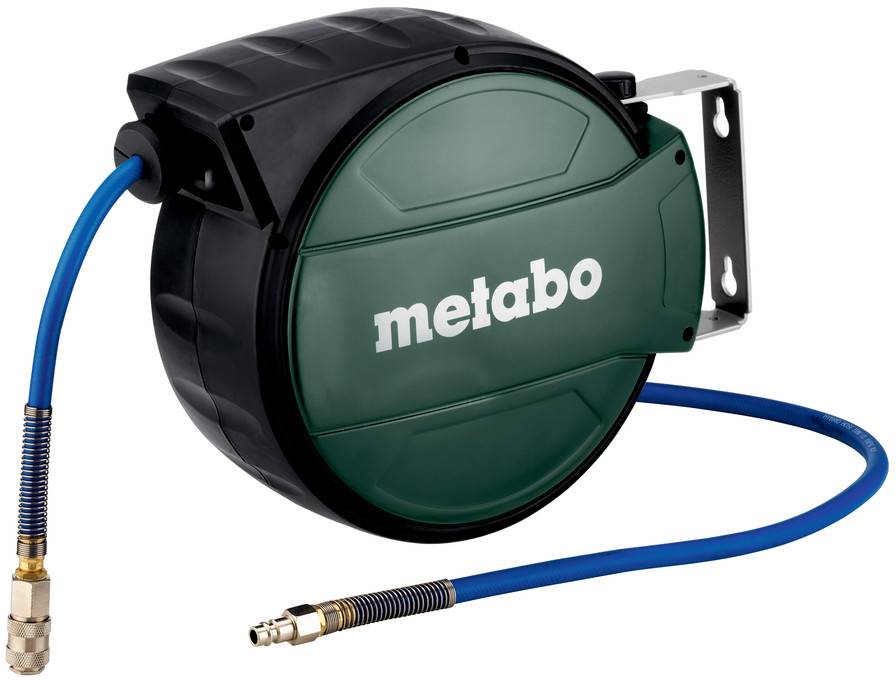 Eine schwarze und grüne Schlauchtrommel mit 'metabo' Schriftzug, ausgestattet mit einem blauen Schlauch und Messinganschlüssen, an einer Metallwandhalterung befestigt.