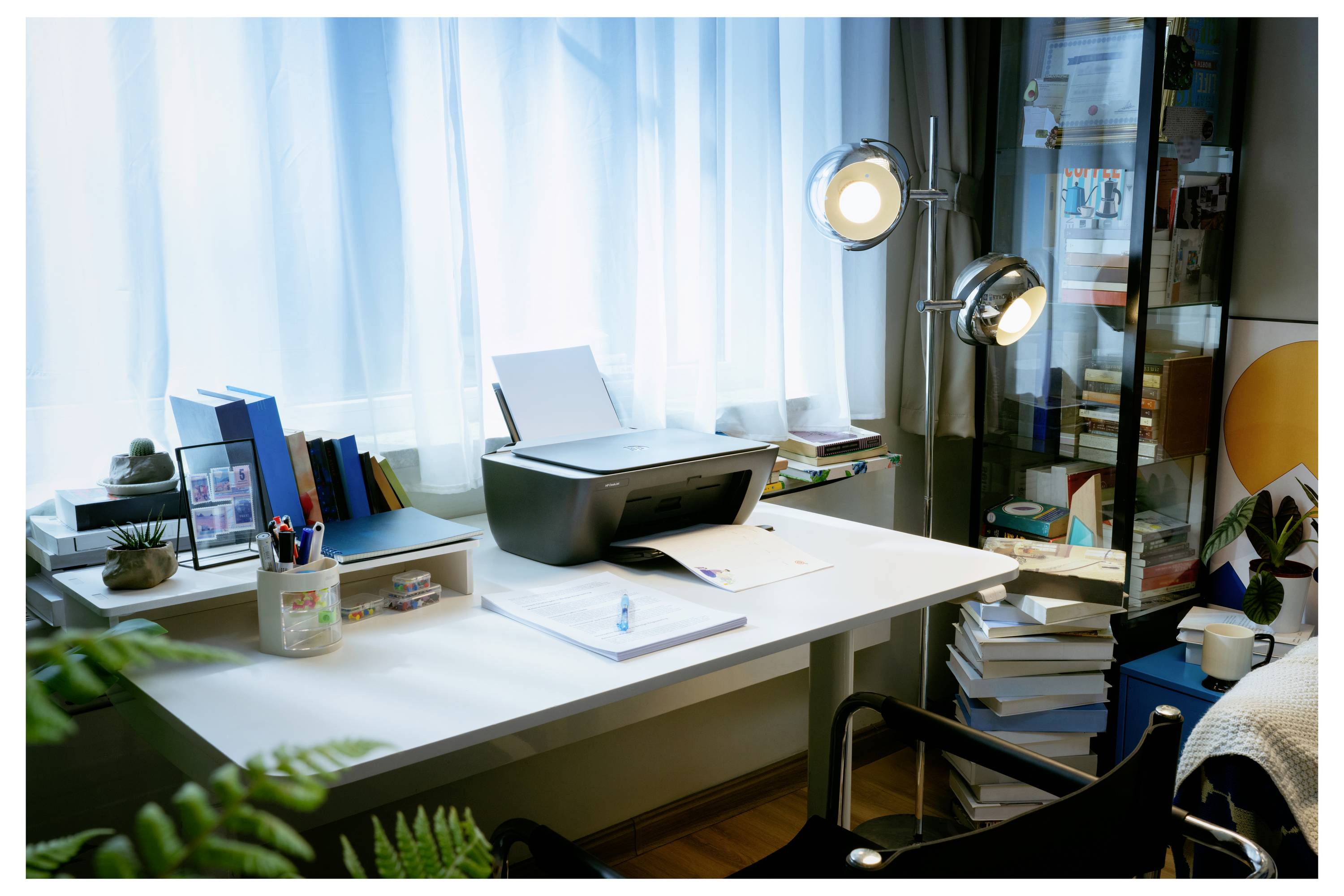 Ein Lenovo-Desktop-Computer mit vertikalem, mattschwarzem Design, frontseitigen USB-Anschlüssen und einer Einschalttaste.