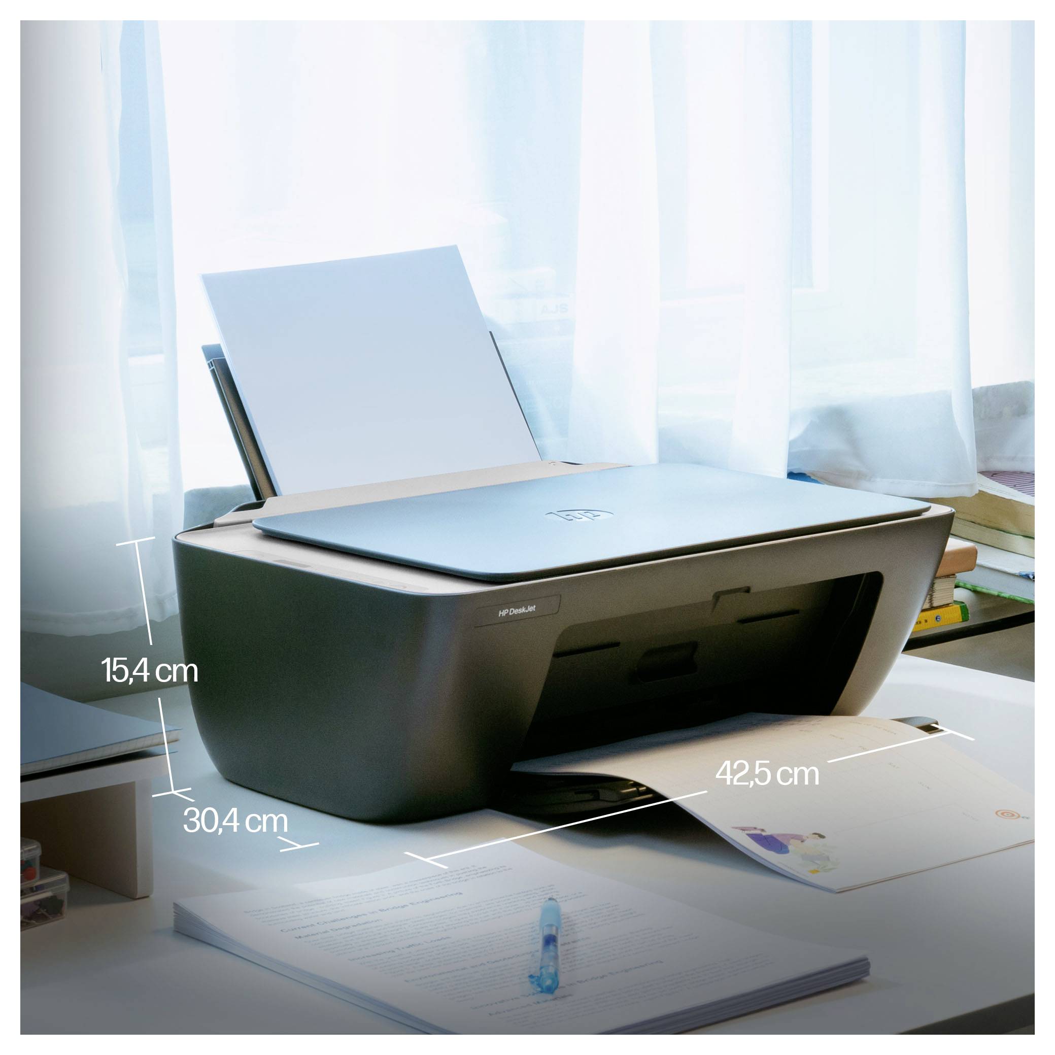 Kleiner All-in-One-Drucker auf einem Schreibtisch mit Papierausgabe, zeigt Größenbezeichnungen '15,4 cm', '30,4 cm' und '42,5 cm'.