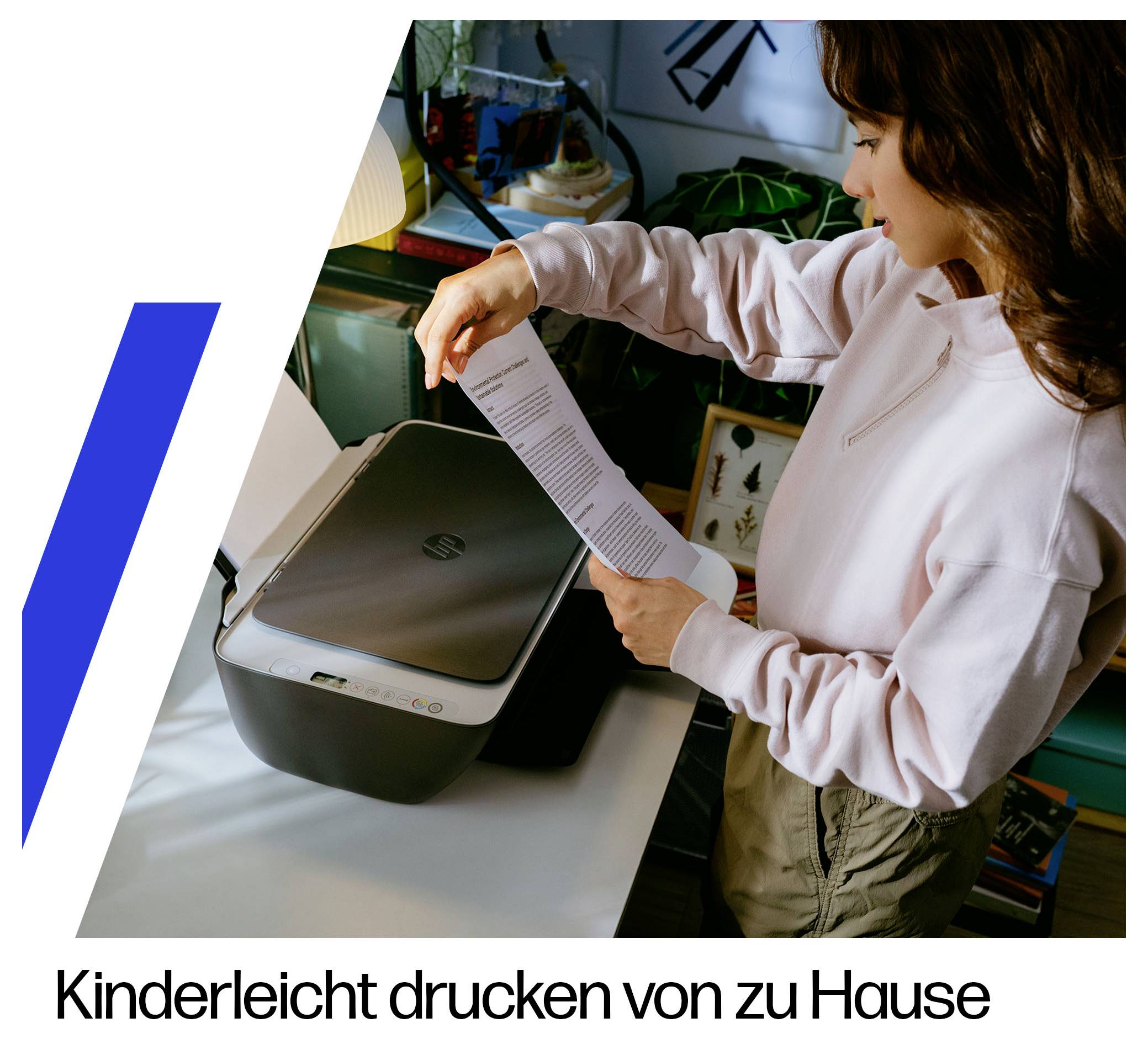 Eine Frau führt Papier in einen HP-Drucker zu Hause ein; deutscher Text besagt „Kinderleicht drucken von zu Hause" (einfaches Drucken von zu Hause).