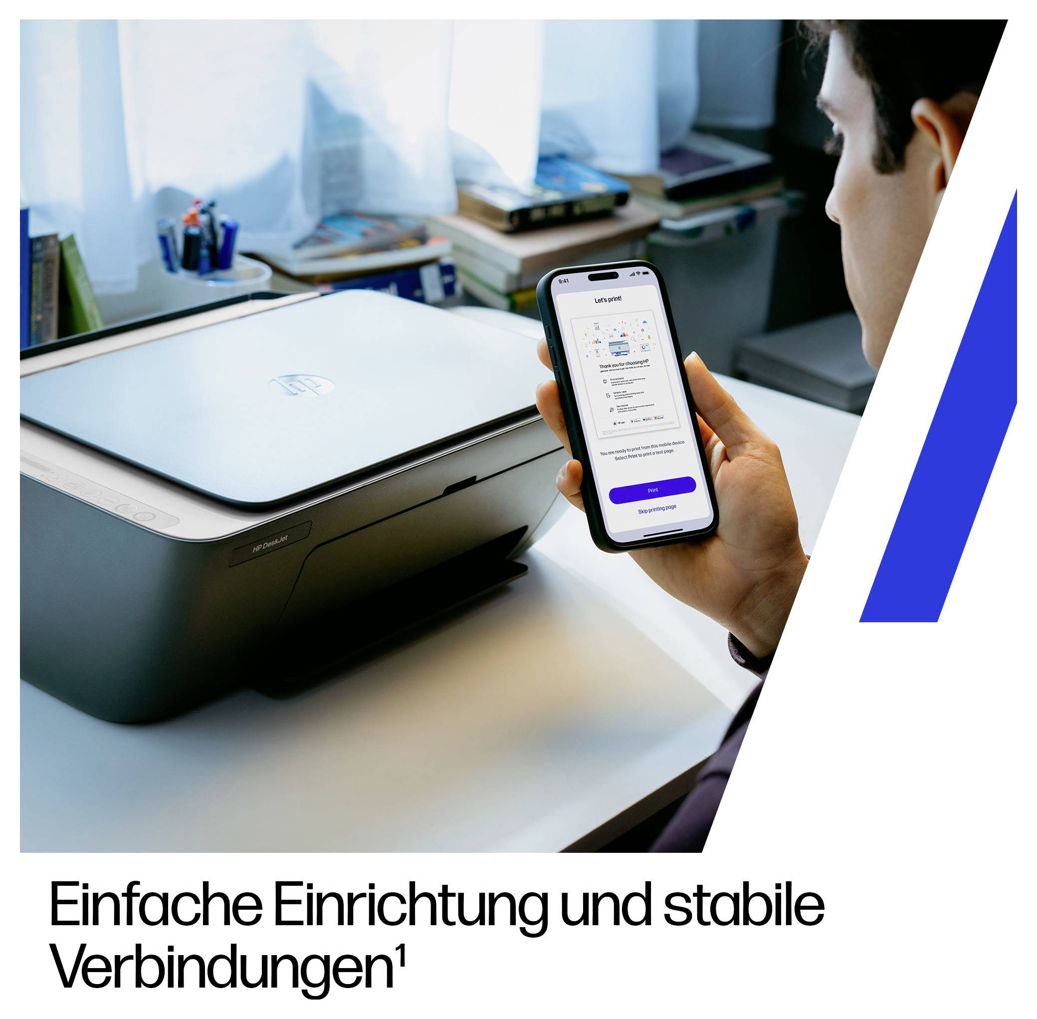 Eine Person nutzt ein Smartphone, um einen Drucker einzurichten; auf dem Bildschirm wird eine Einrichtungs-App angezeigt, mit deutschem Text darunter, der lautet „Einfache Einrichtung und stabile Verbindungen"