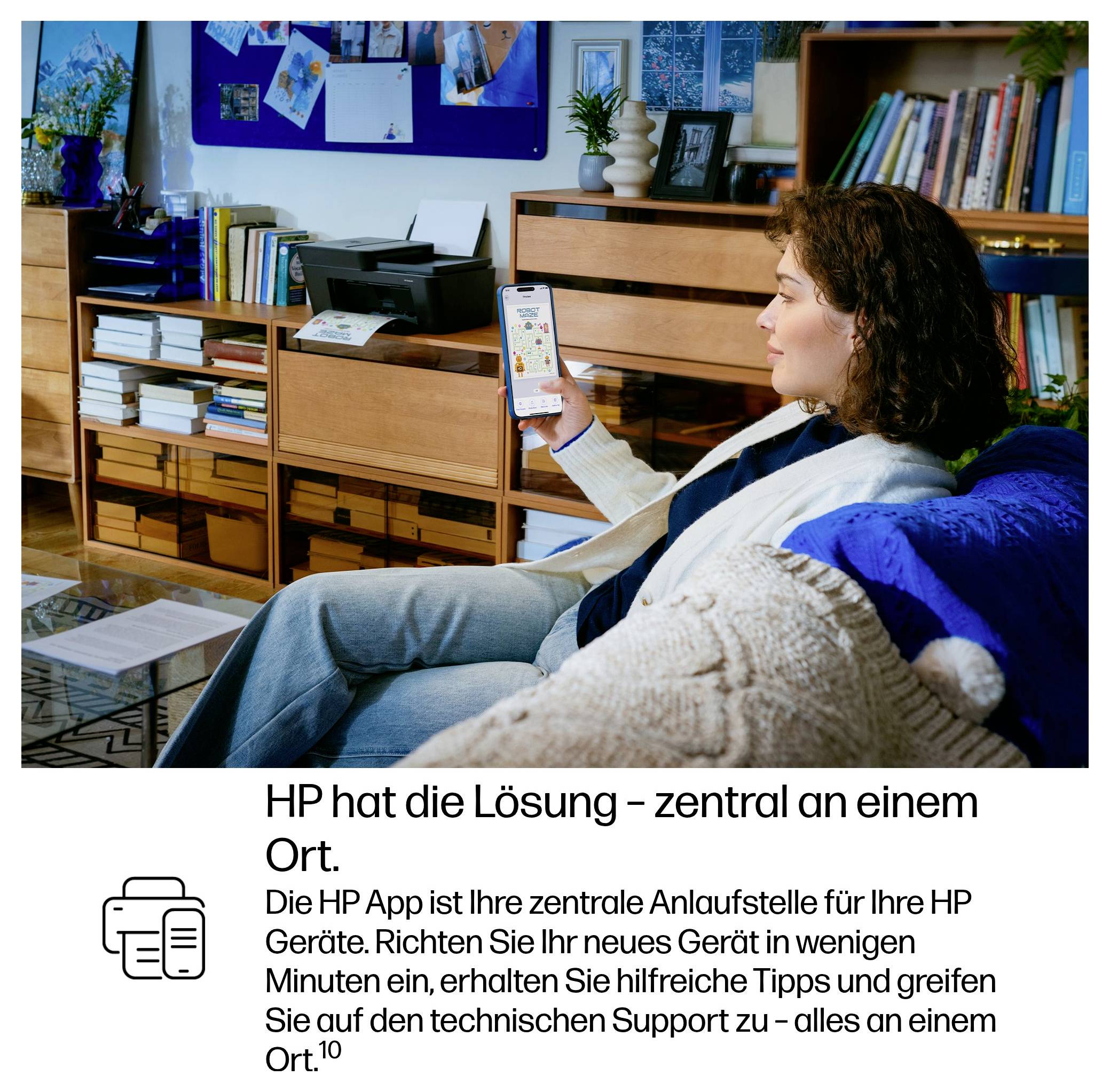 Frau auf einem Sofa mit einem Smartphone in einem Wohnzimmer; der Text unten besagt, dass die HP-App der zentrale Ort für HP-Geräte, Setup, Tipps und Support ist.