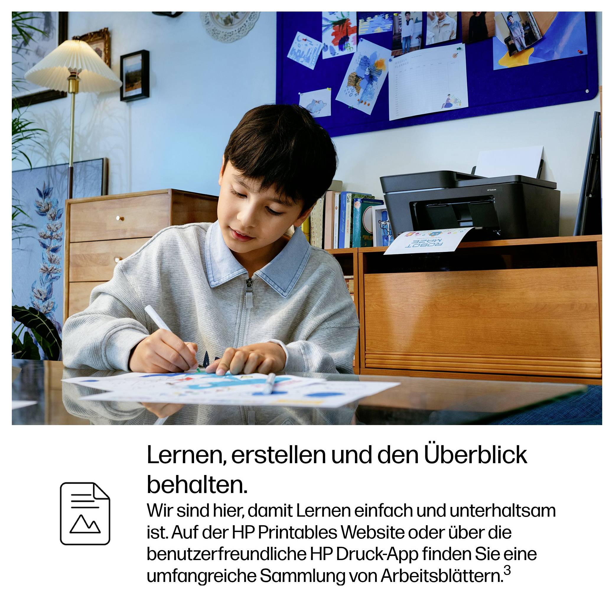 Junge malt oder schreibt an einem Tisch in einem Arbeitszimmer zu Hause; Deutscher Text darunter sagt „Lernen, erstellen und den Überblick behalten" und erwähnt HP Printables-Arbeitsblätter.