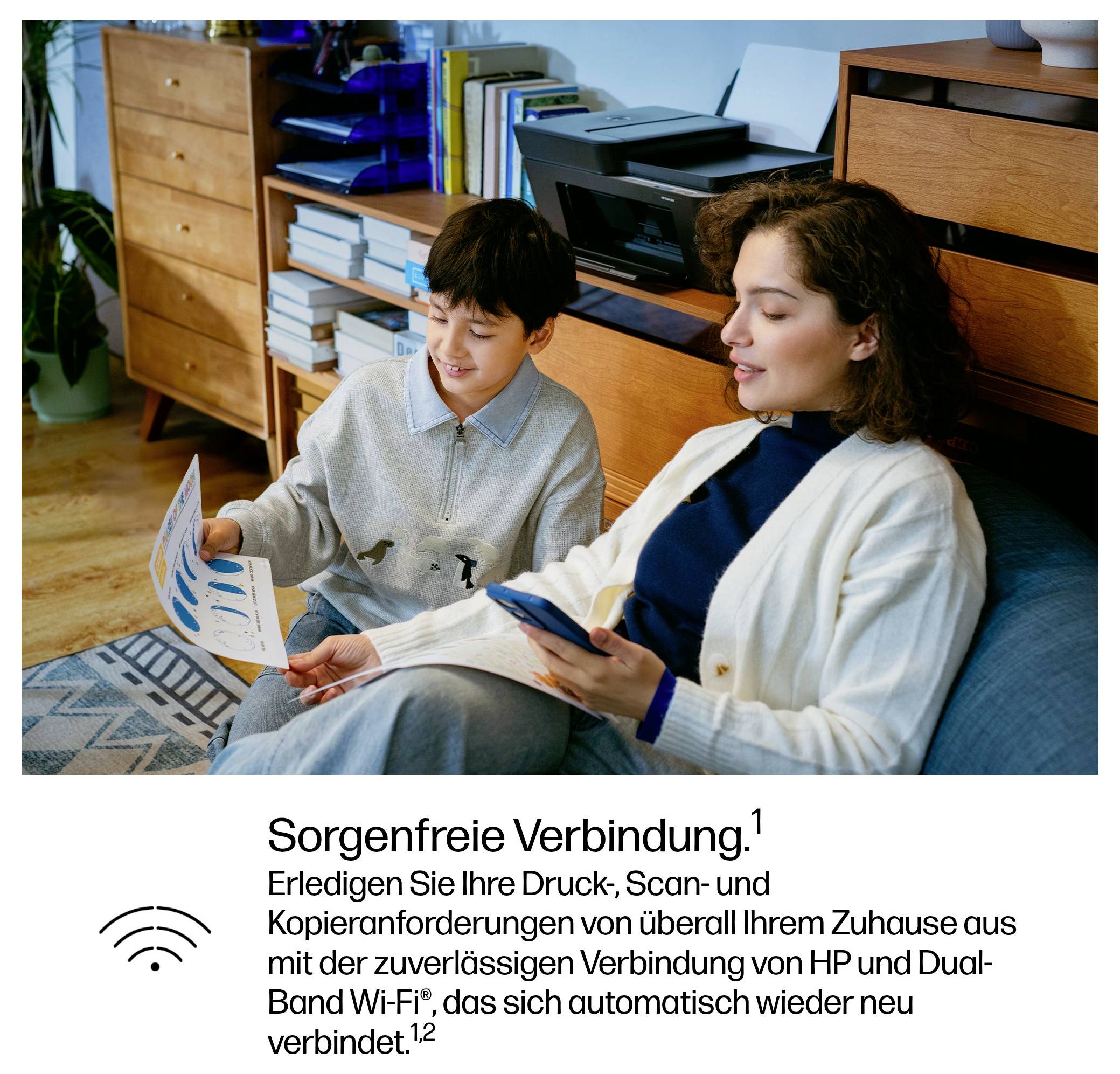 Mutter und Kind sitzen zu Hause bei einem Drucker; sie nutzen ein Telefon und gedruckte Seiten, zusammen mit deutschem Text über eine zuverlässige HP Dual-Band-Wi-Fi-Verbindung.