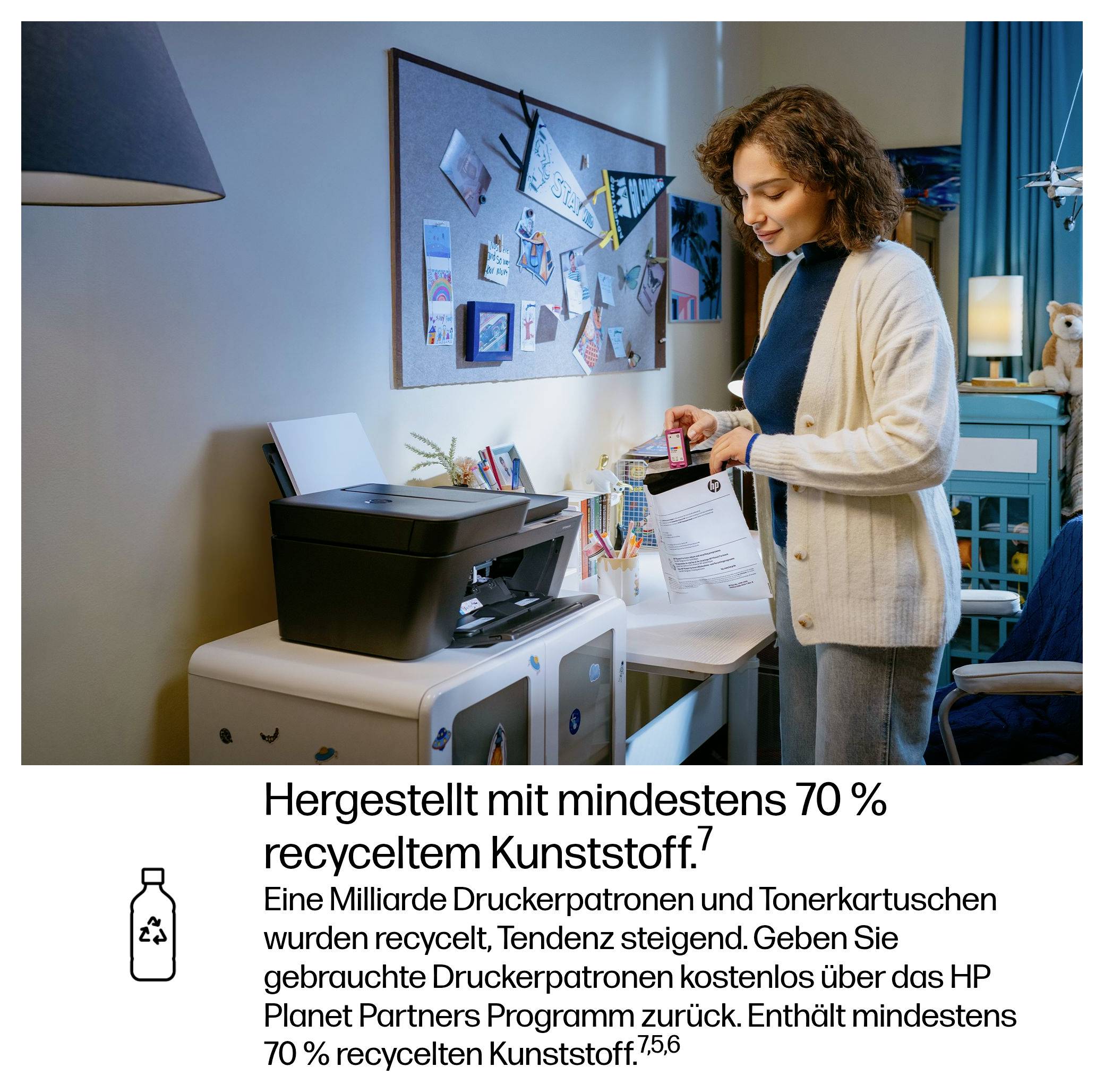 Frau füllt eine Druckerpatrone in einem Homeoffice nach; Deutscher Text besagt, dass Produkte aus mindestens 70% recyceltem Kunststoff hergestellt werden und verwendet Patronen können durch HP Planet Partners zurückgegeben werden.