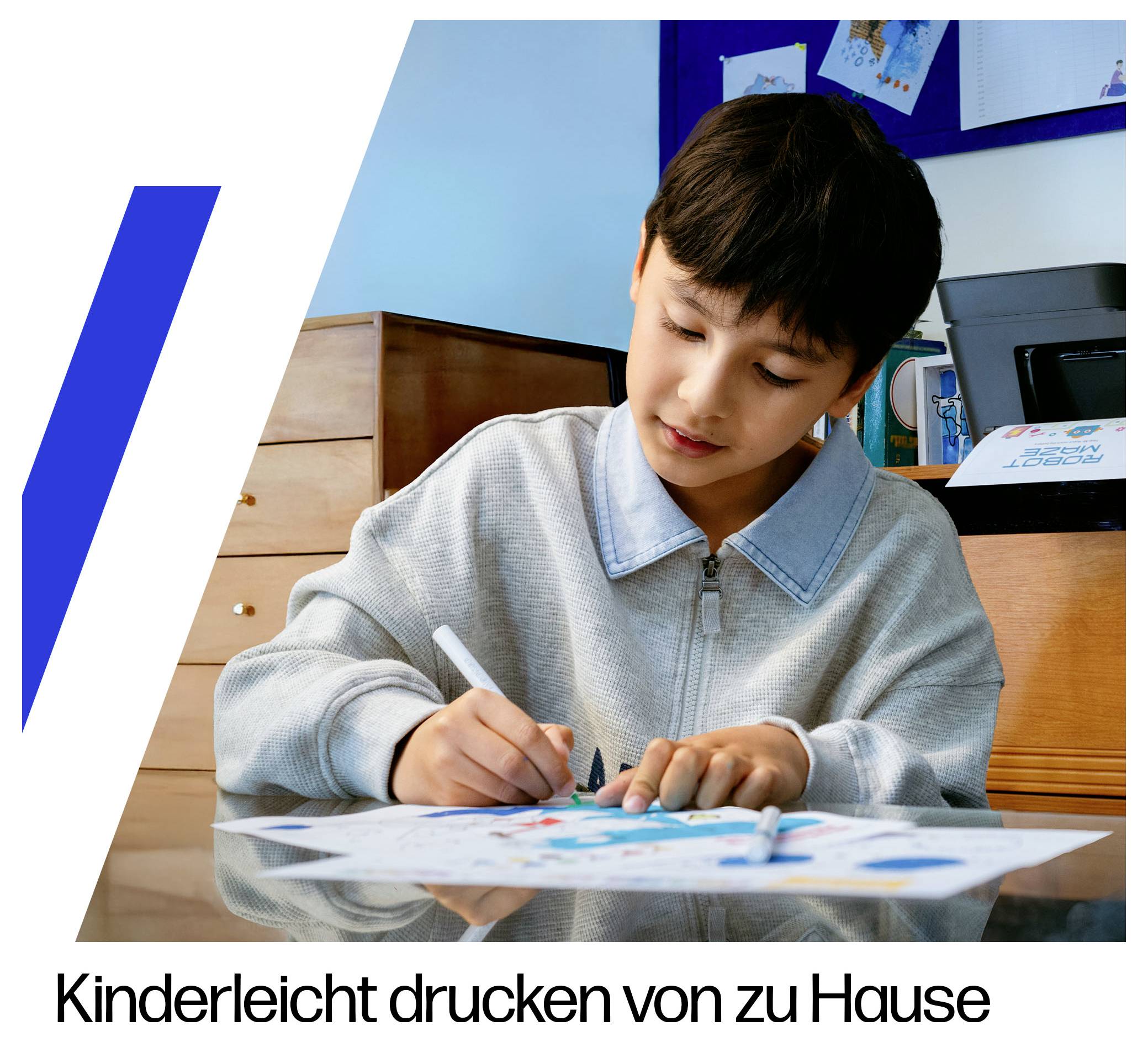 Junger Junge, der an einem Tisch zeichnet, mit der deutschen Bildunterschrift „Kinderleicht drucken von zu Hause" darunter.