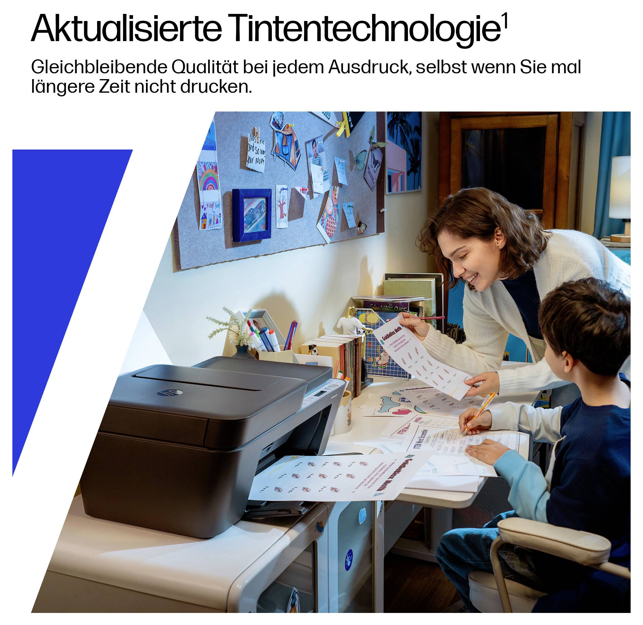 # Heimdrucker in einem Arbeitszimmer druckt Dokumente, während eine Frau einem sitzendem Kind hilft, Seiten zu überprüfen und zu markieren; deutscher Text bewirbt aktualisierte Tintentechnologie und konsistente Druckqualität.