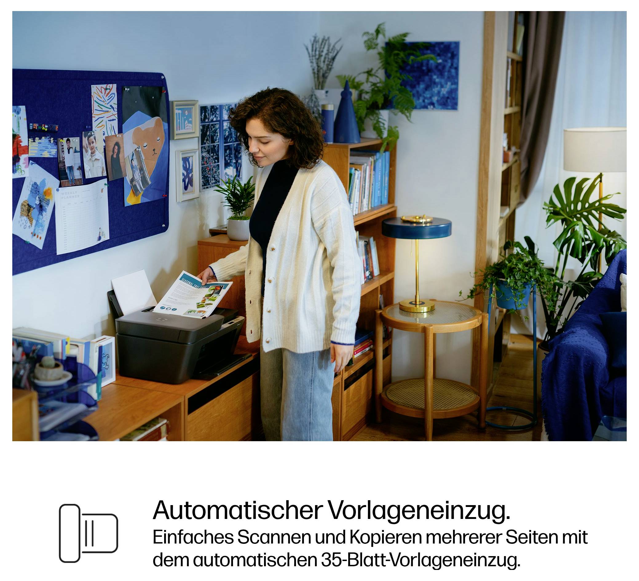 Frau scannt oder kopiert Dokumente mit einem Drucker in einem Home Office; Die Bildunterschrift auf Deutsch lautet „Automatischer Vorlageneinzug" und erwähnt einen 35-Blatt-Dokumenteneinzug mit automatischem Vorlageneinzug.
