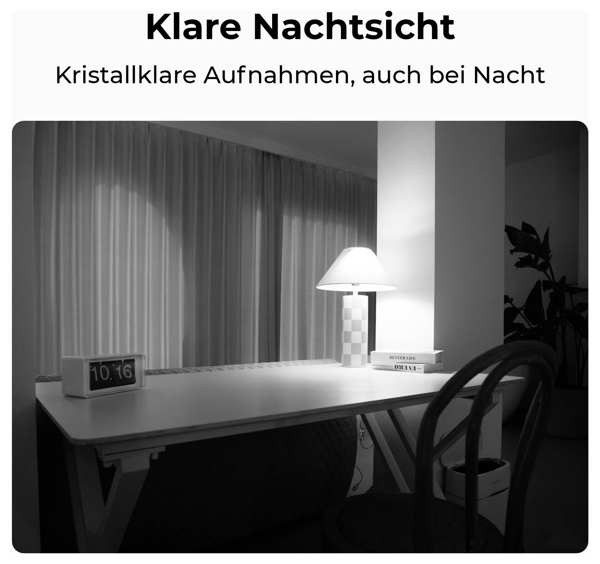 Werbebild für 'Klare Nachtsicht': schwarzweißes Büro mit Tischlampe, Uhr und Vorhängen, hell und klar bei Nacht.