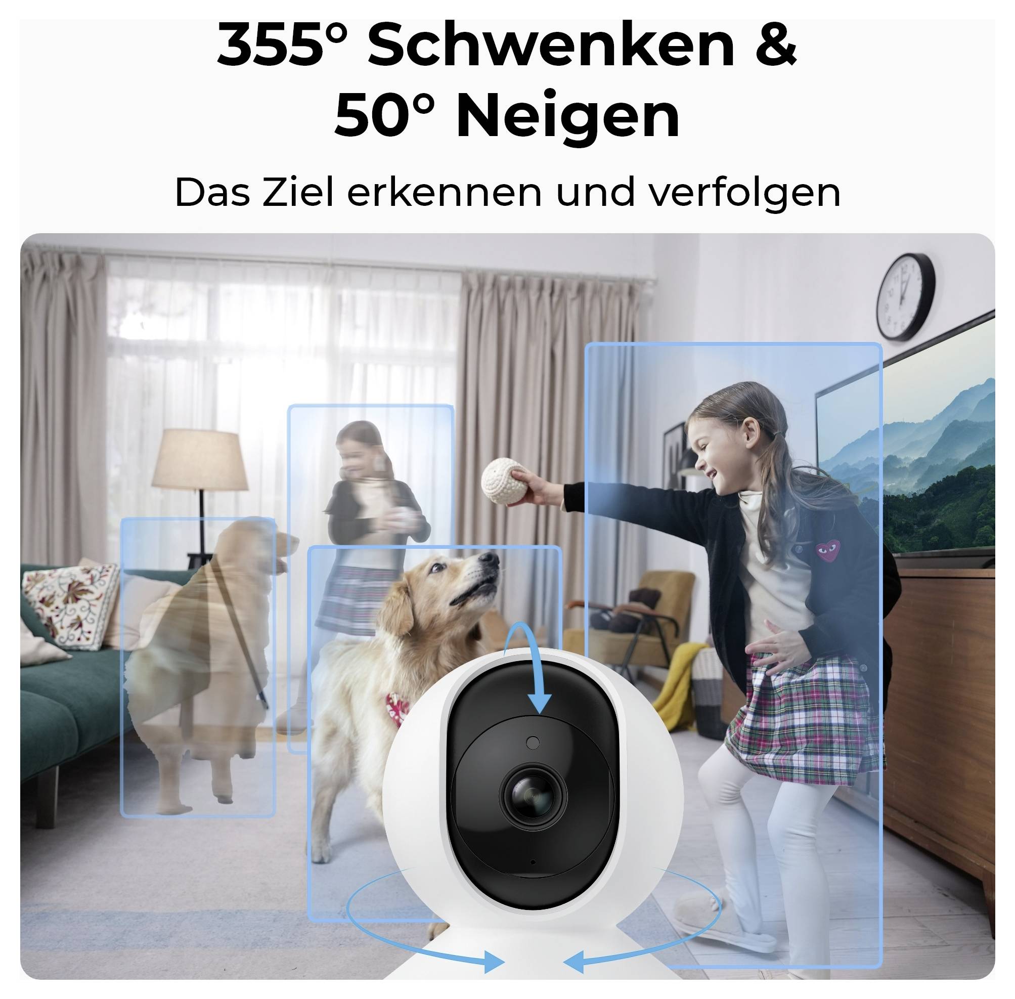 Werbeabbildung einer schwenk- und neigbaren Überwachungskamera mit 355°-Schwenk und 50°-Neigung, die ein Kind und zwei Hunde im Wohnzimmer verfolgt.