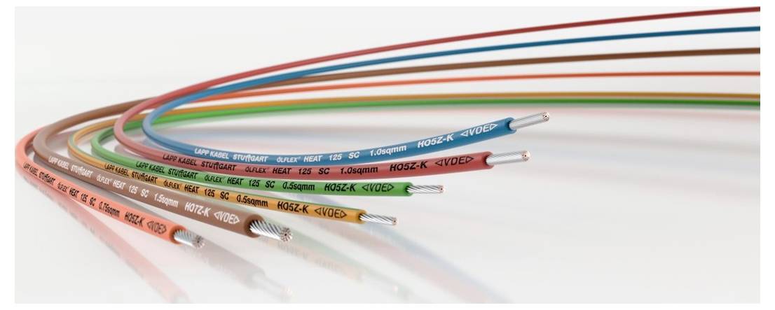 Mehrere farbige elektrische Kabel sind zusammengebogen, wobei ihre beschriftete Isolierung mit sichtbaren technischen Spezifikationen gezeigt wird.