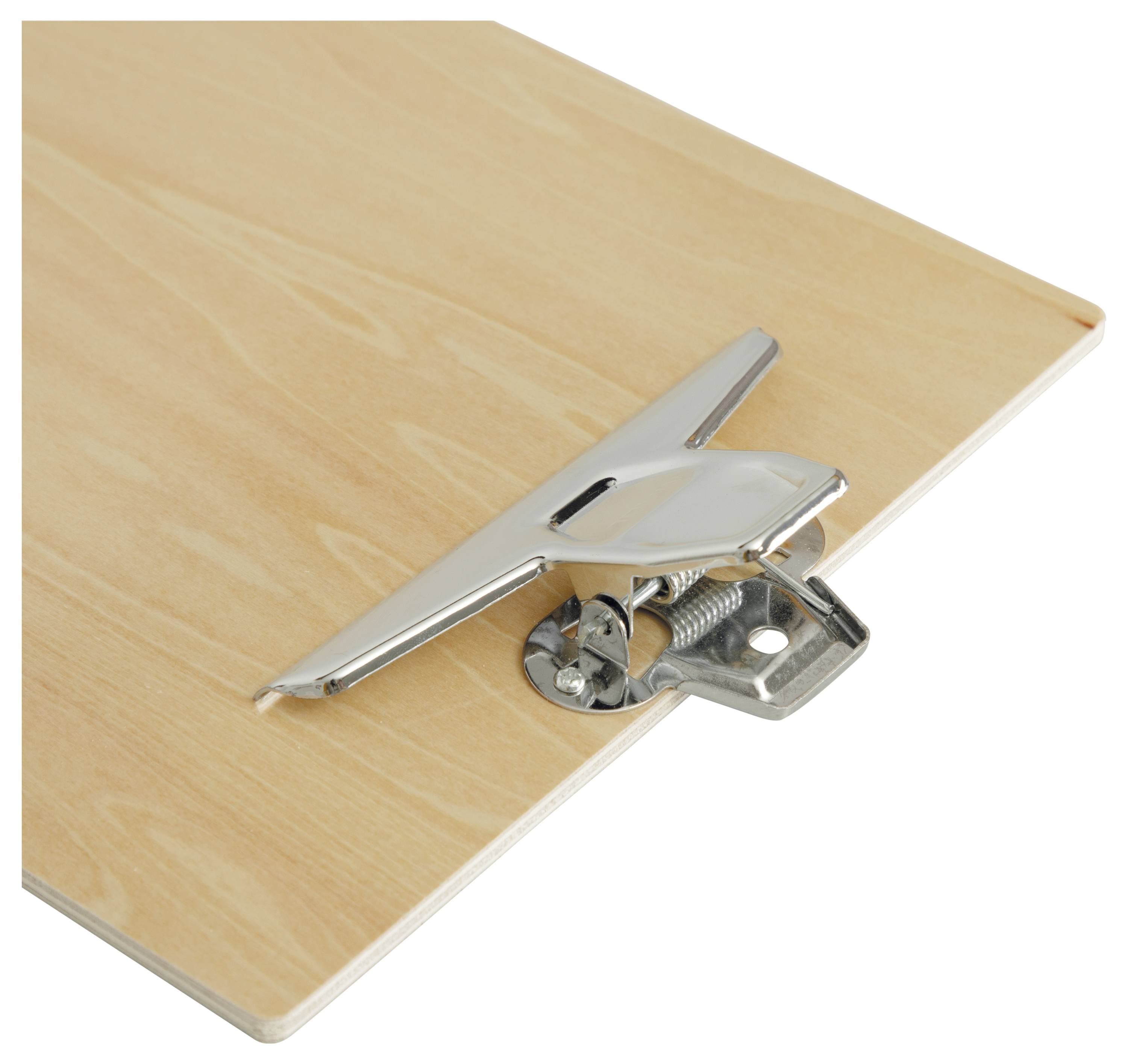 Eine Holzklemmbrett mit einer Metallklammer, von einem Winkel aus betrachtet, das seine glatte Oberfläche und die robuste Klammer zum Befestigen von Papieren zeigt.