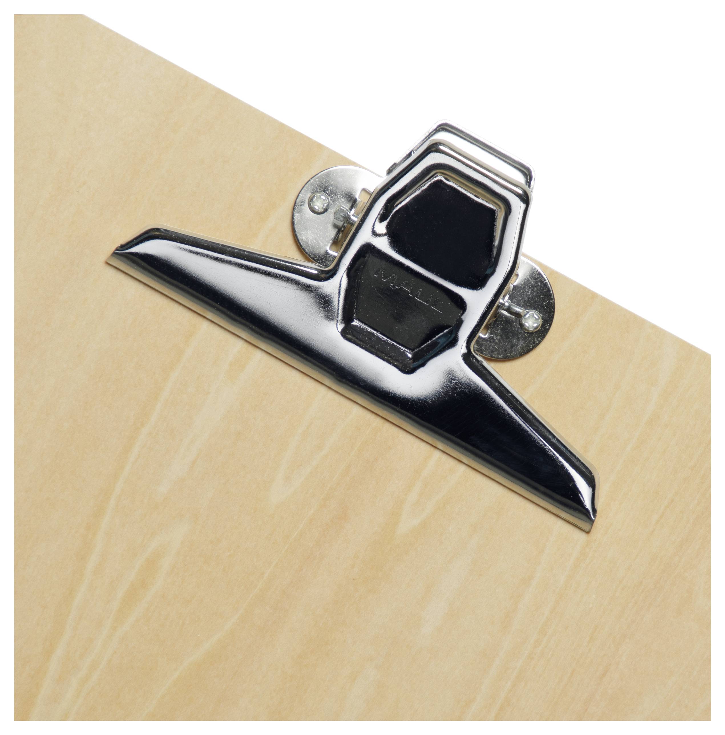 Eine Holz-Klemmbrett mit einer großen Metallklemme an der Oberseite, die dazu dient, Papiere sicher zu befestigen.