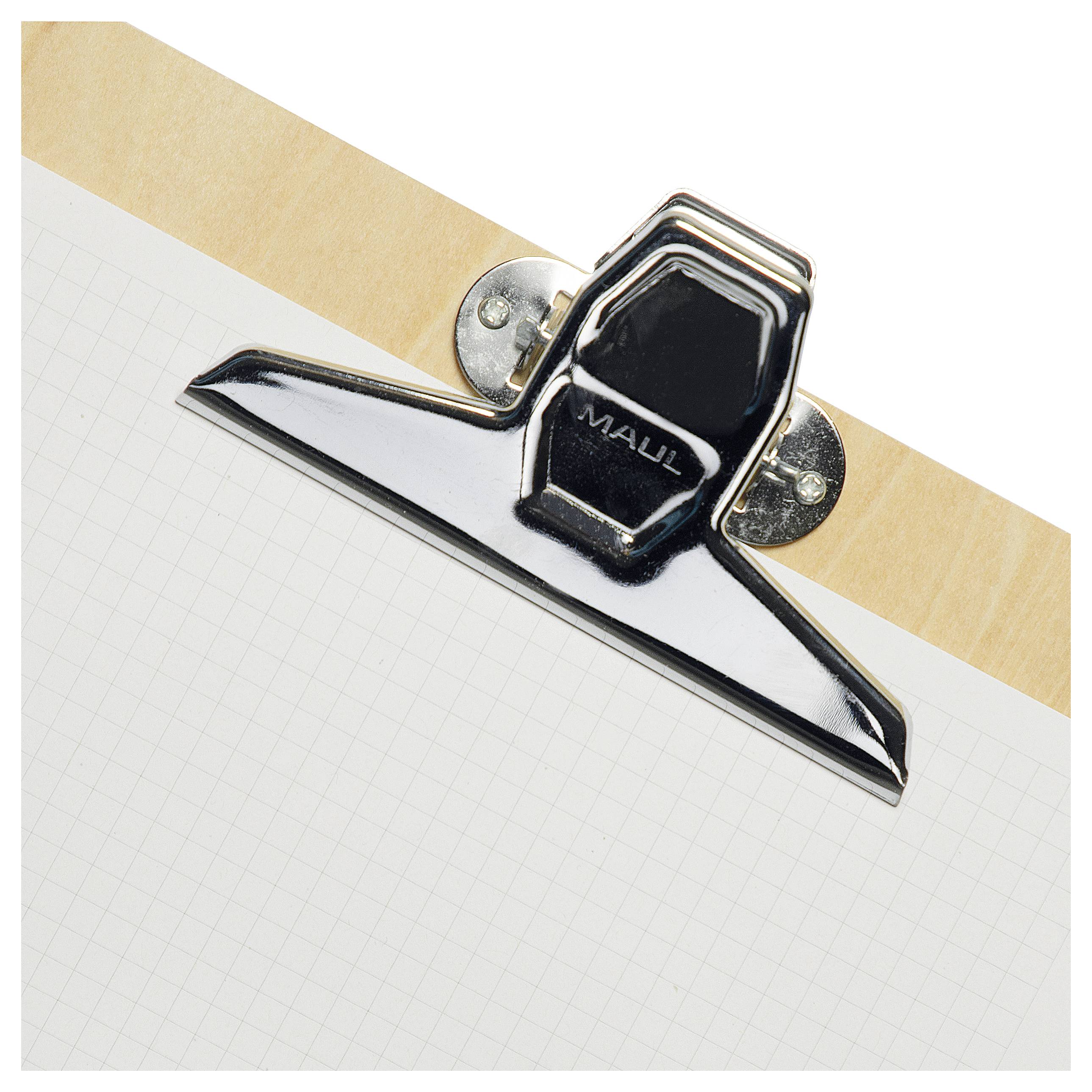 Ein Rasterpapierbogen, der an einem braunen Klemmbrett mit einer Metallklammer an der Oberseite befestigt ist, in einem leichten Winkel positioniert, vor einem einfarbigen weißen Hintergrund.