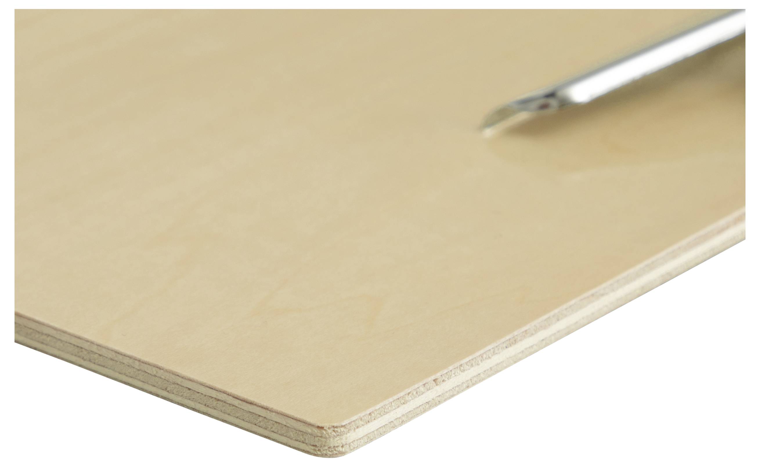 Ein Skalpell liegt auf einem sauberen Sperrholzbrett und deutet auf eine bevorstehende präzise Schnitt- oder Handwerksaufgabe hin.