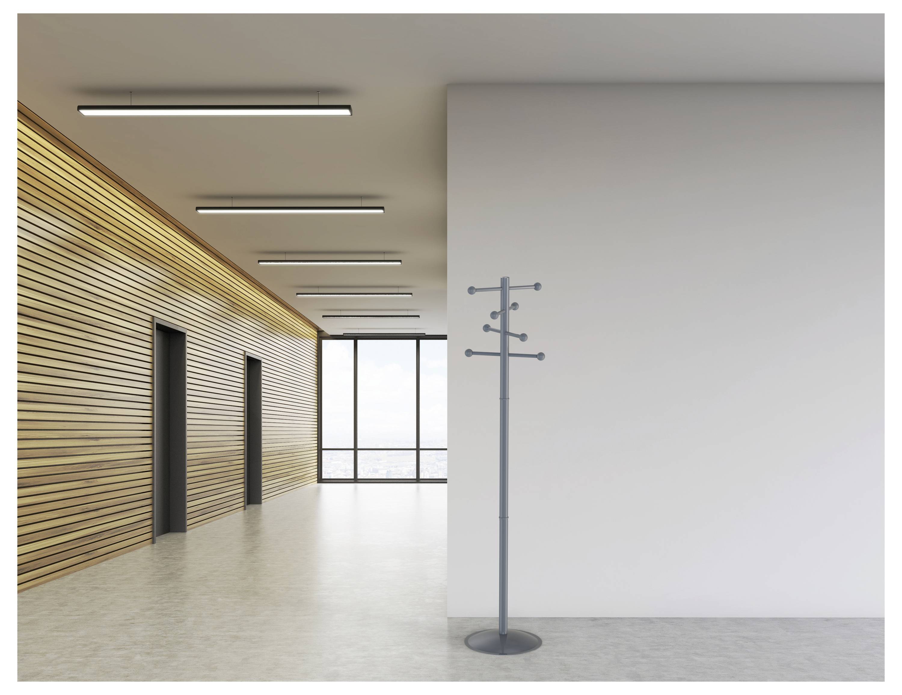 Garderobenständer in einem modernen, leeren Flur mit Holzvertäfelungswänden und großen Fenstern mit Blick nach draußen.