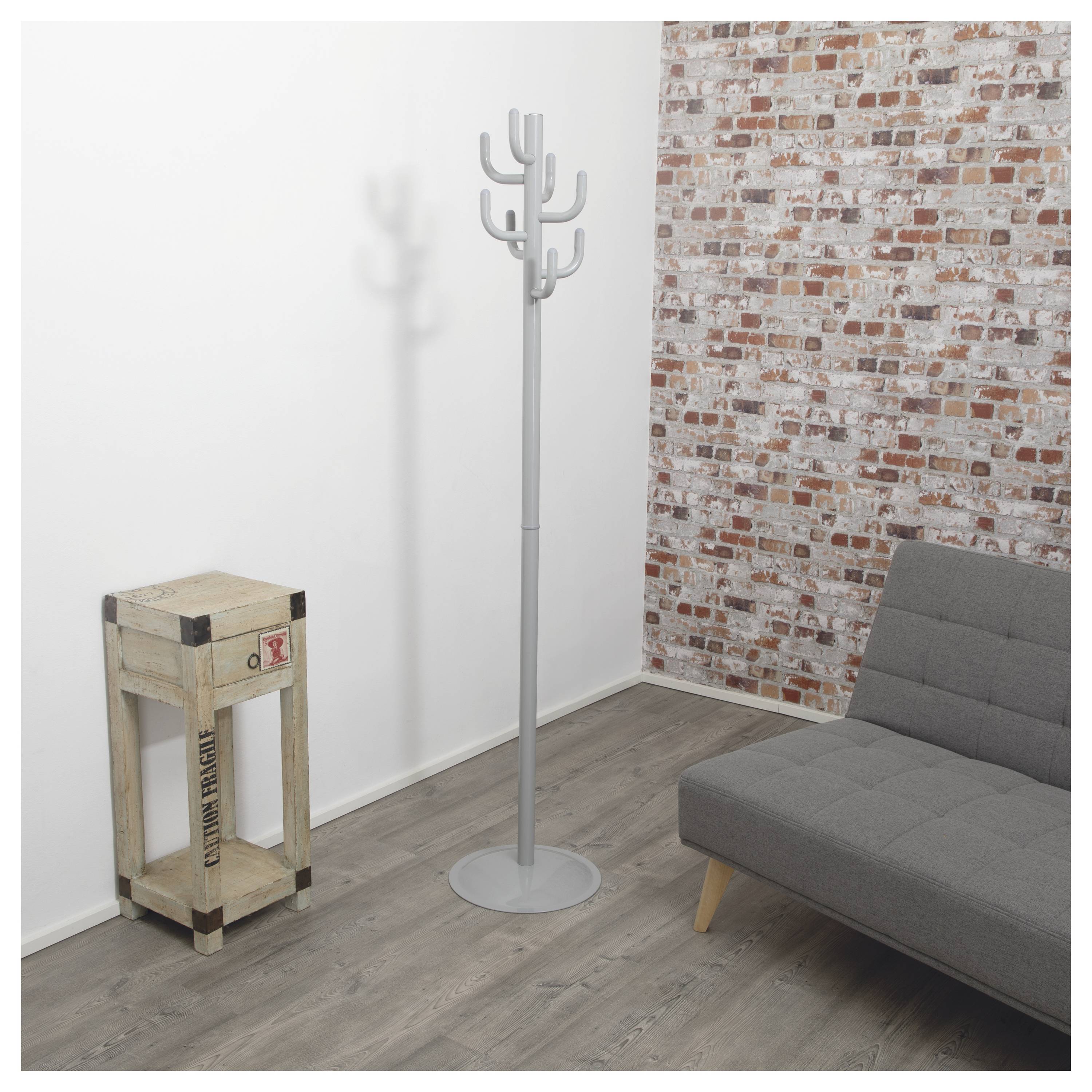 Eine Raumecke mit einer Garderobe, einer Holzkiste mit der Aufschrift „Öffnen