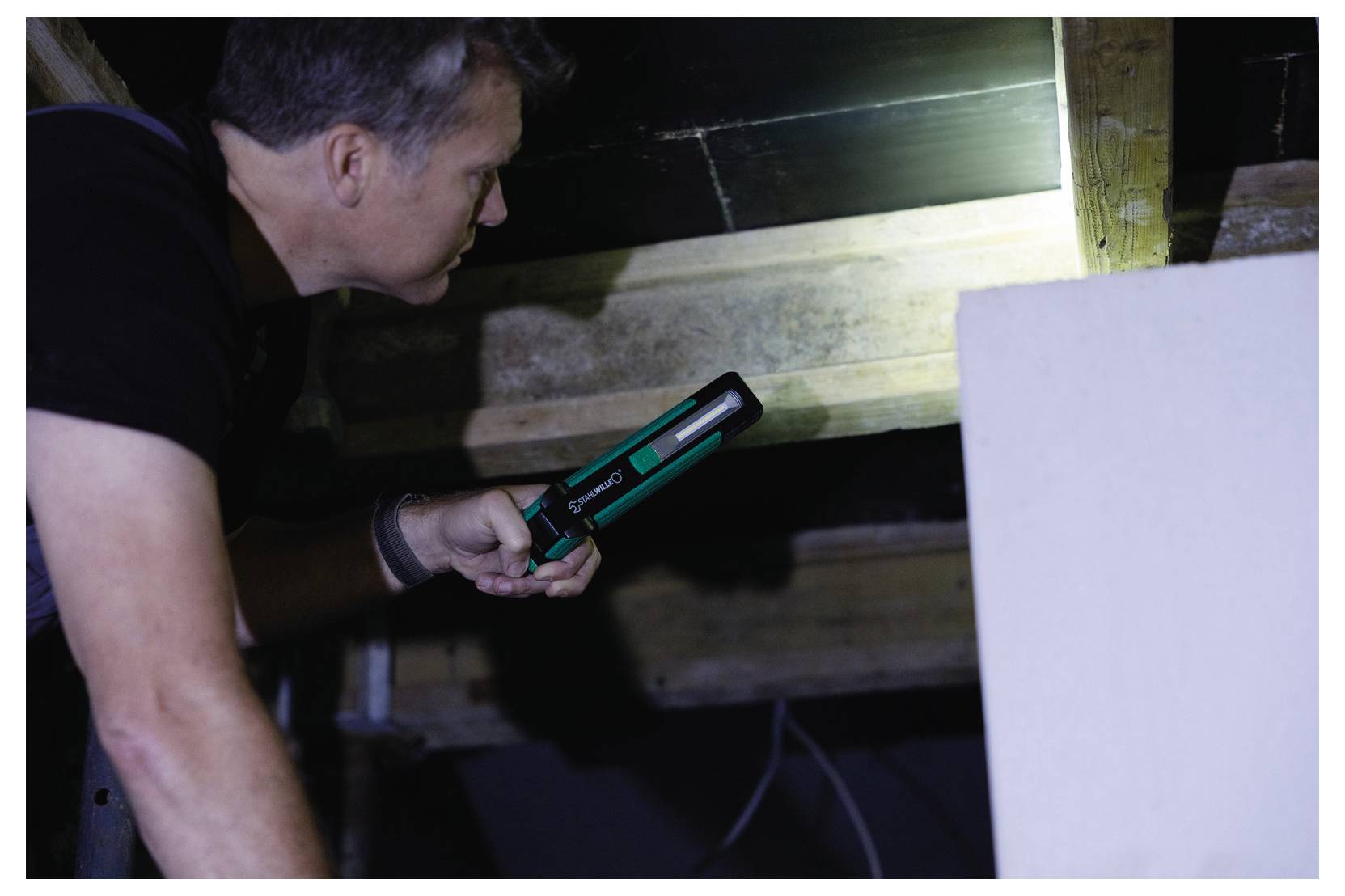 Stahlwille 77490019 LED Akku Handleuchte 1000lm, Haltemagnete, drehbare Haken, 7h Leuchtdauer 2021 Energieeffizienzklasse n.rel