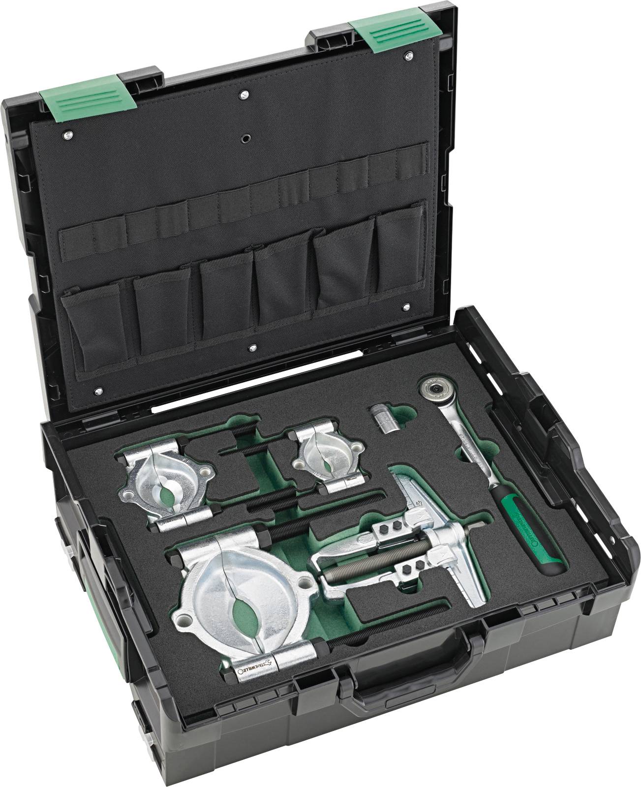 Mechanische Werkzeuge in einer schwarzen Box. Enthält einen Abzieher, einen Schraubenschlüssel und verschiedene Anbauteile in Schaumstoffkompartimenten, Deckel hat Taschen.