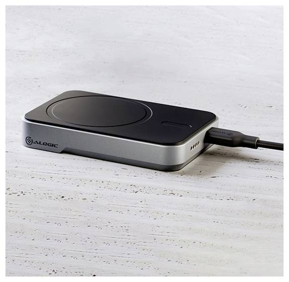 Ein drahtloses Ladegerät auf einer Holzoberfläche mit angeschlossenem Kabel, das ein minimalistisches Design und die Beschriftung 'Alogic' aufweist.