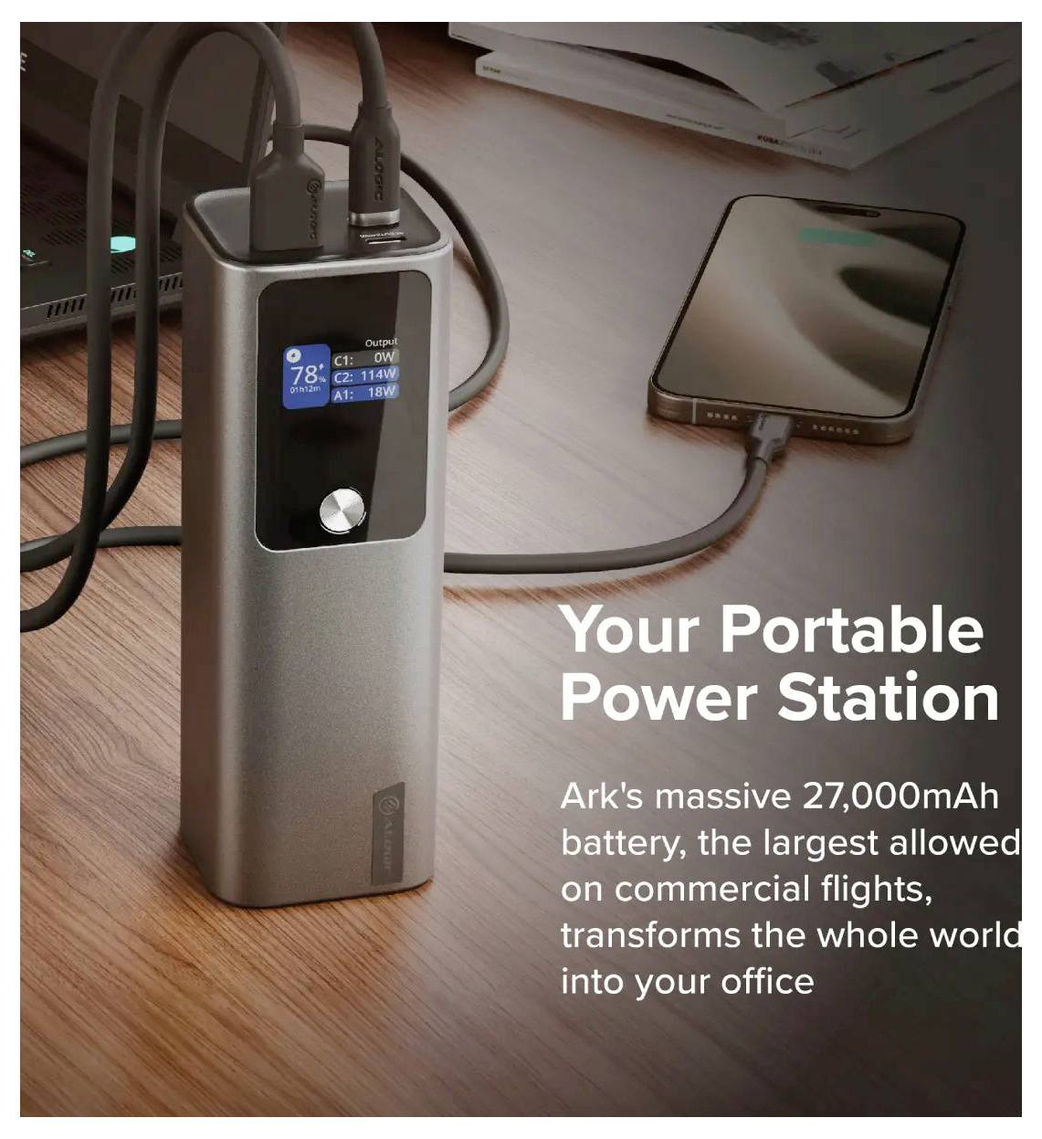 Eine tragbare Powerbank mit digitalem Display und mehreren Ladekabeln, neben einem Smartphone. Text lautet: 