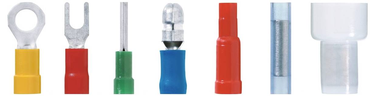 Verschiedene elektrische Kabelverbinder in unterschiedlichen Formen und Farben, darunter gelb, rot, grün, blau und transparent, sind in einer Reihe ausgerichtet.
